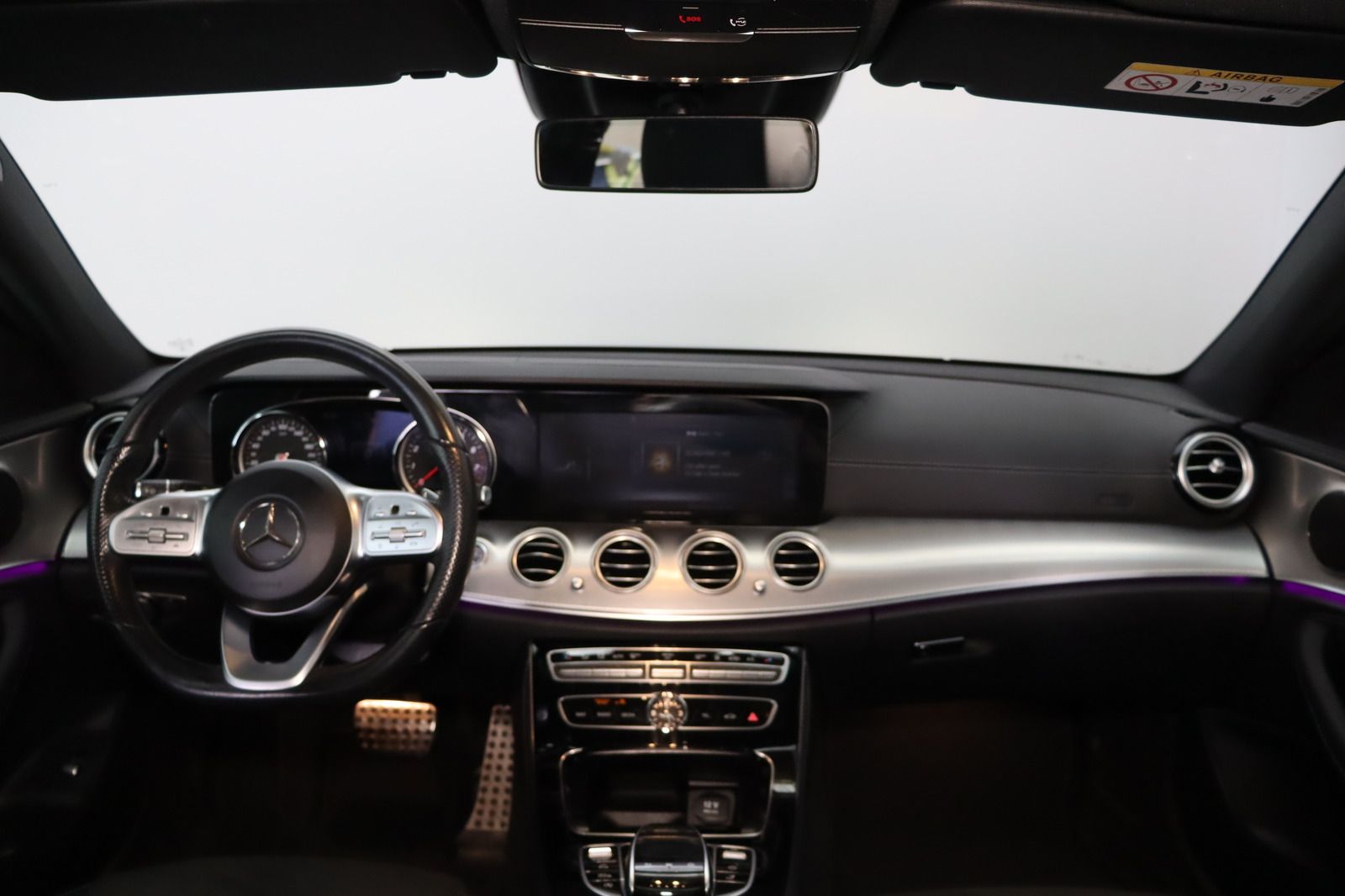 Fahrzeugabbildung Mercedes-Benz E 200 T 4Matic * Schiebedach * Navi * AMG line