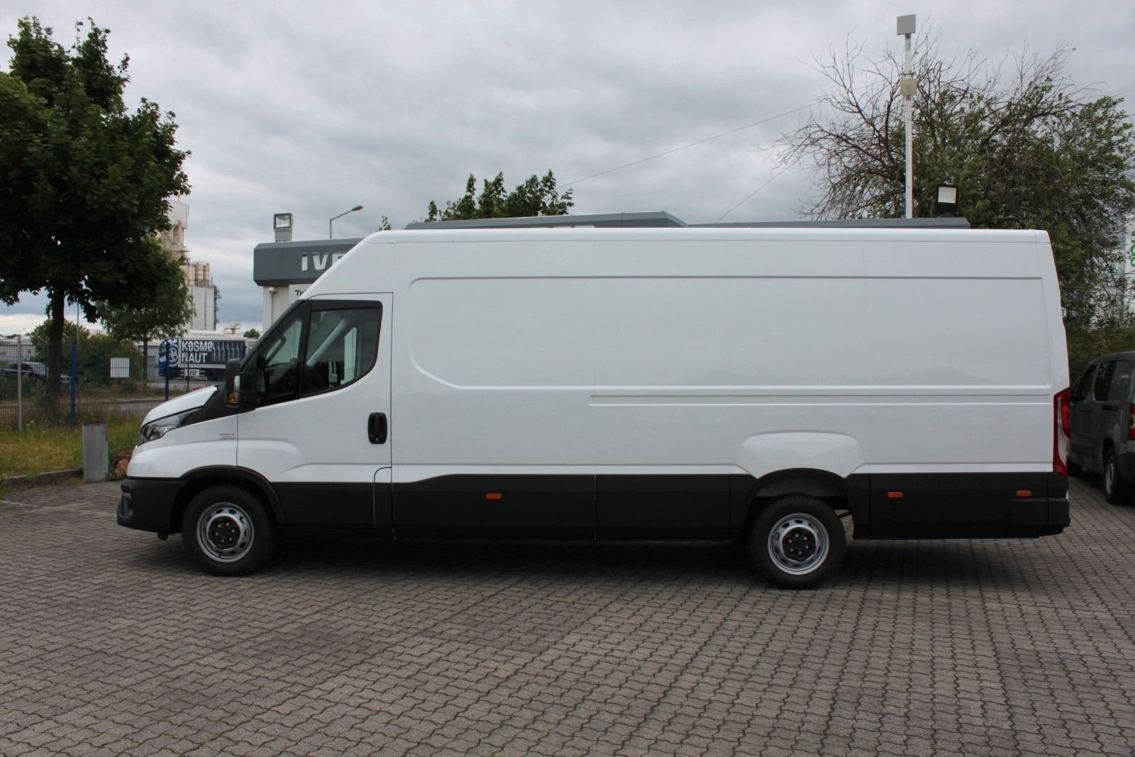 Fahrzeugabbildung Iveco Daily Kasten 3,0 Diesel/Verkleid+Holzboden
