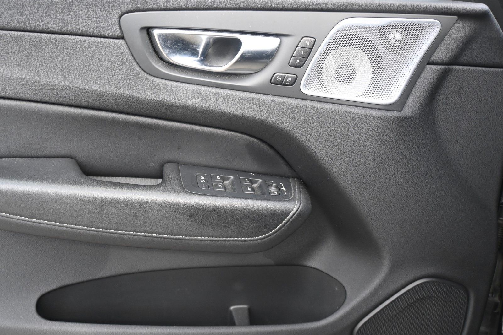 Fahrzeugabbildung Volvo XC60 B5D AWD R-Design*LED*PANO*STHZ*LUFT*B&W*AHK