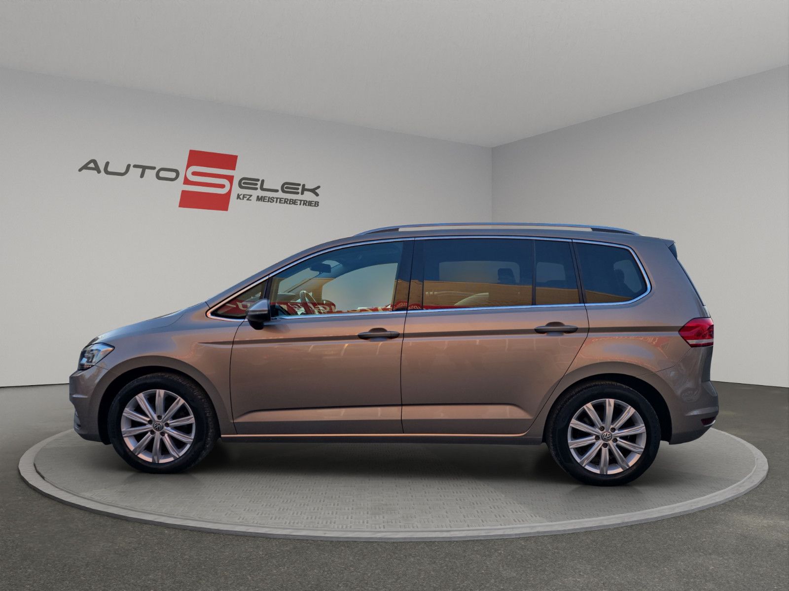 Fahrzeugabbildung Volkswagen Touran Highline+NAVI+LEDER+LED+AHK+TEMPOMAT+DSG