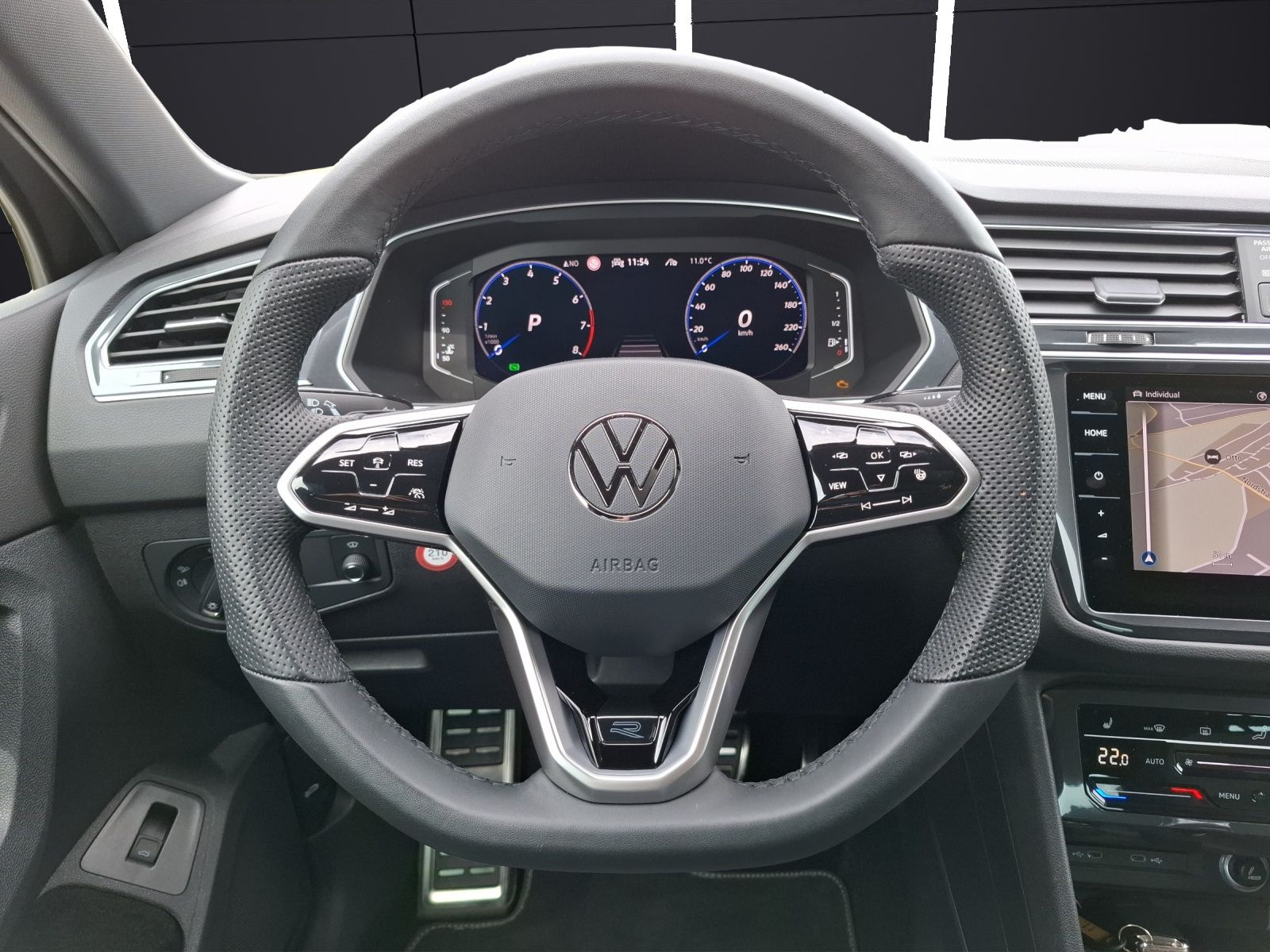 Fahrzeugabbildung Volkswagen Tiguan TSI R-Line 4M DSG Matrix AHK Navi Pano AI