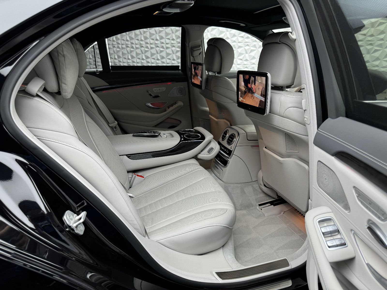 Fahrzeugabbildung Mercedes-Benz S 500 4M/DISTRO/3xTV/BURMESTER-3D/NIGHTV/MASSAGE