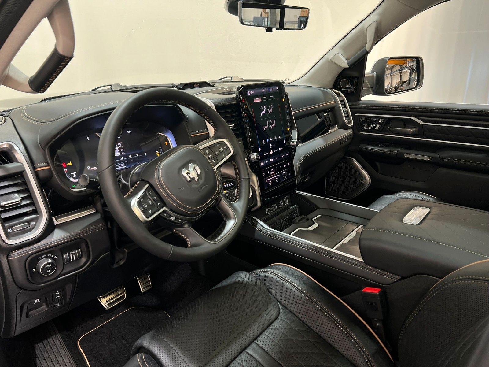 Fahrzeugabbildung Dodge RAM 1500 TUNGSTEN CREW CAB H/O Black Interieur