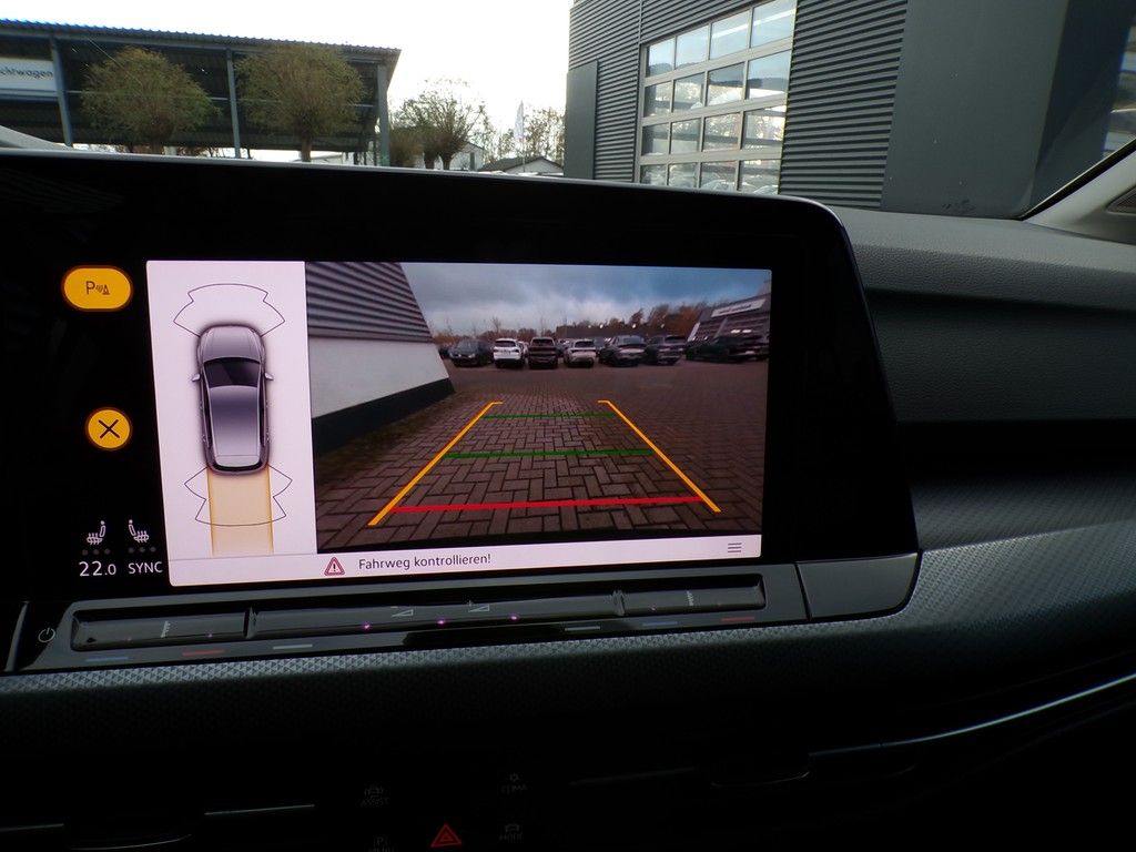 Fahrzeugabbildung Volkswagen Golf VIII 1.5 eTSI DSG Active *AHK*Matrix*NAVI*A