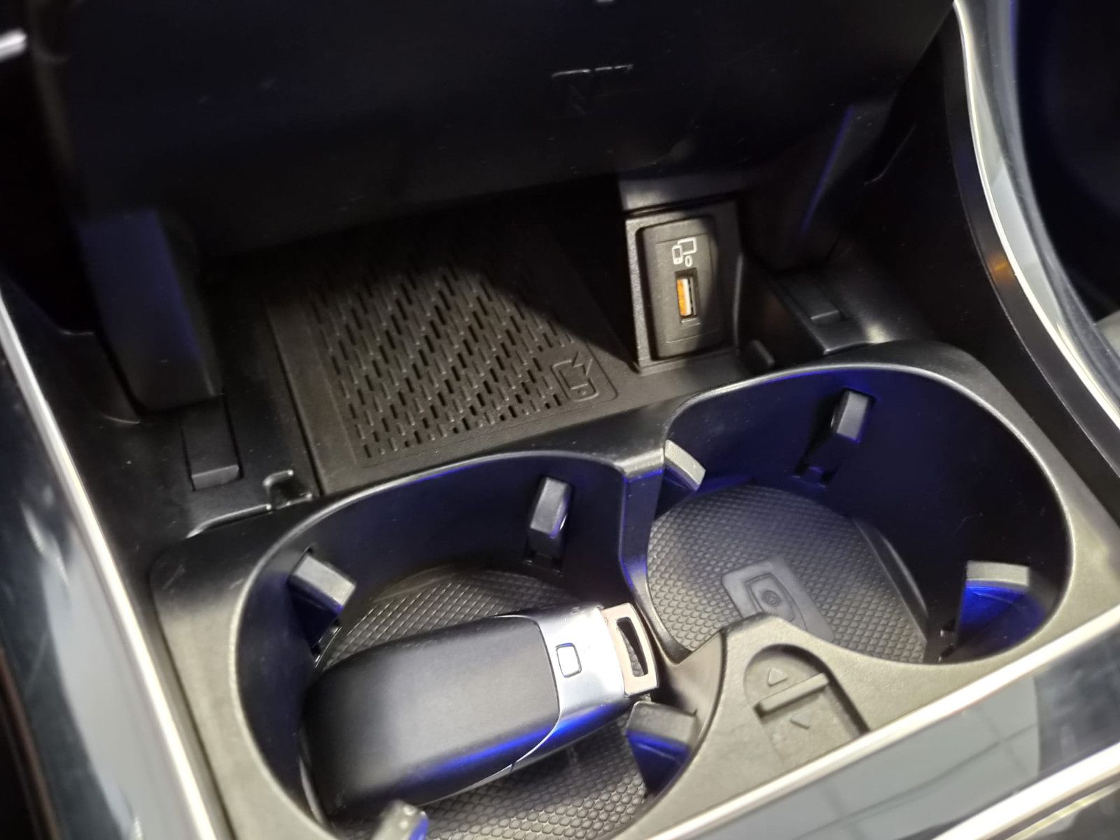Fahrzeugabbildung Mercedes-Benz C 300 e Limousine/HIGH PERF. / KAMERA / AMG
