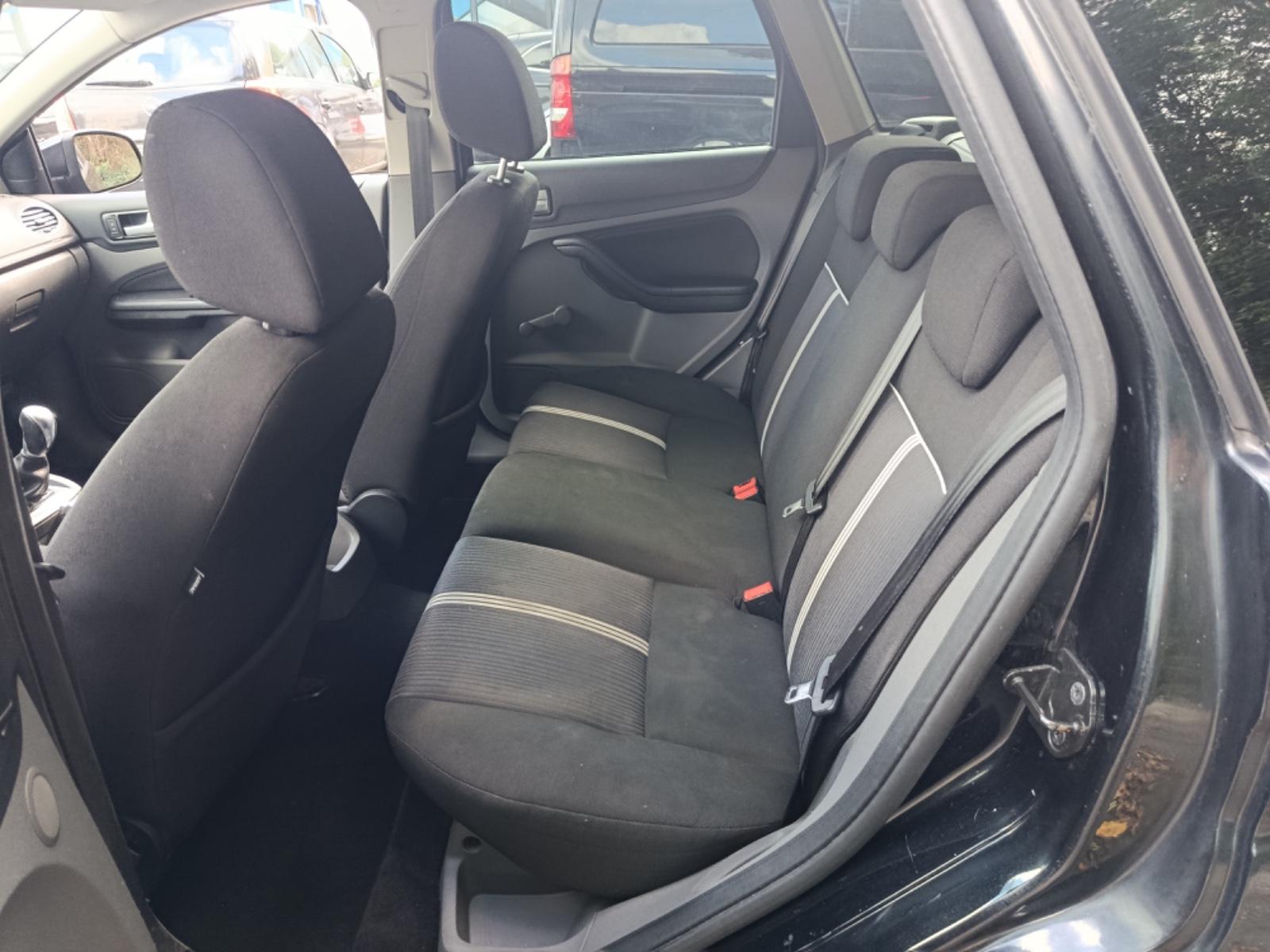 Ford Focus 2010 — photo 12