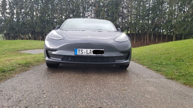 Tesla Model 3  RWD 60kwh LFP, Matrix, 8-fach bereift