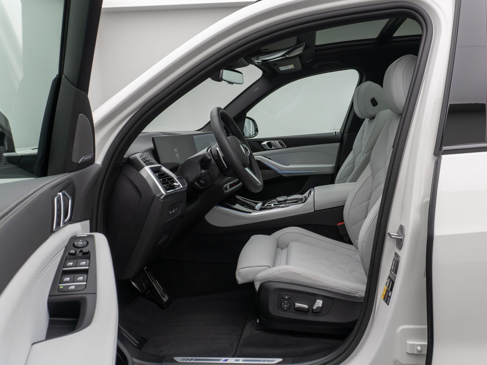 Fahrzeugabbildung BMW X5 xD50e M Sport Panorama 360°HUD DAB H/K SoftCL