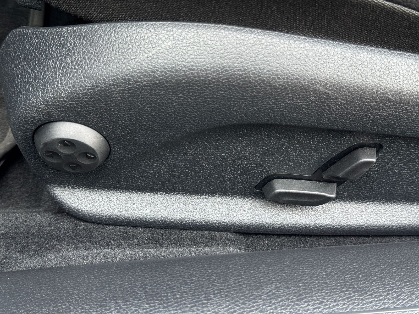 Fahrzeugabbildung Mercedes-Benz E 300 Coupe 9G 2X AMG LINE PANORAMA MBUX 20 ZOLL