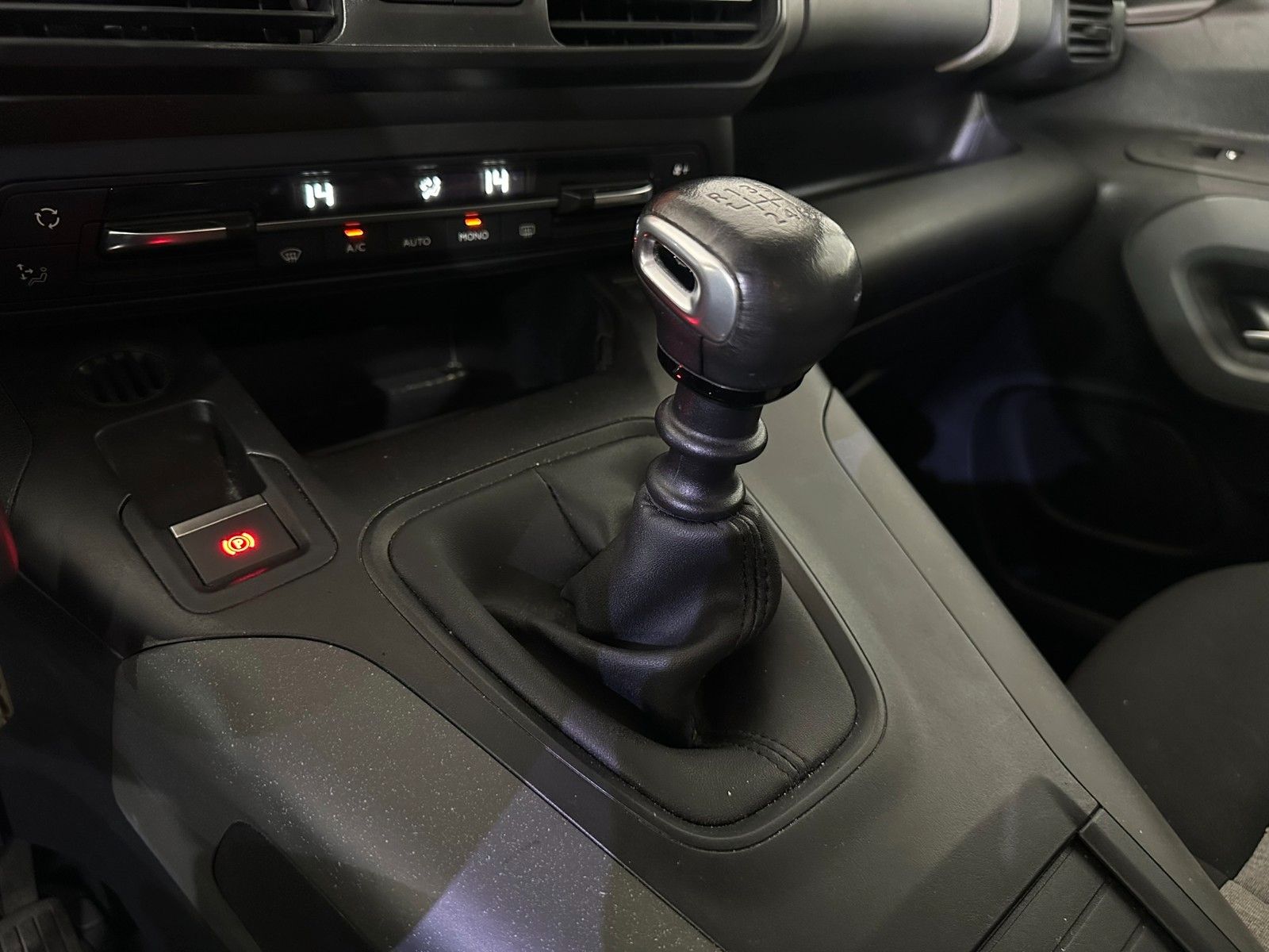 Fahrzeugabbildung Citroën Berlingo Shine M 1.2T NAVI/HEAD-UP/PDC+CAM/AHK