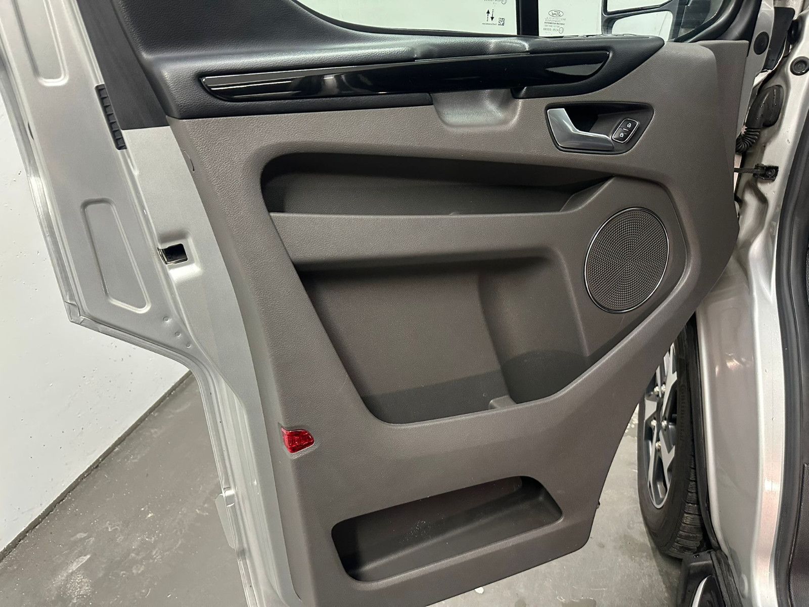 Fahrzeugabbildung Ford Tourneo Custom 320 L2H1 Autm. Active Bus*ACC*8