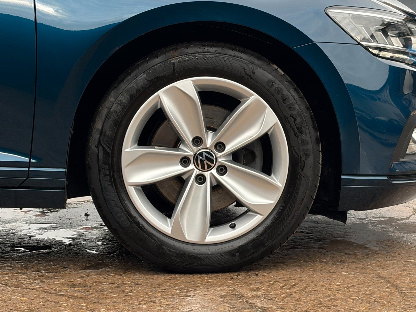 Fahrzeugabbildung Volkswagen Passat Variant 2.0 TSI Buisness Kamera LED ACC