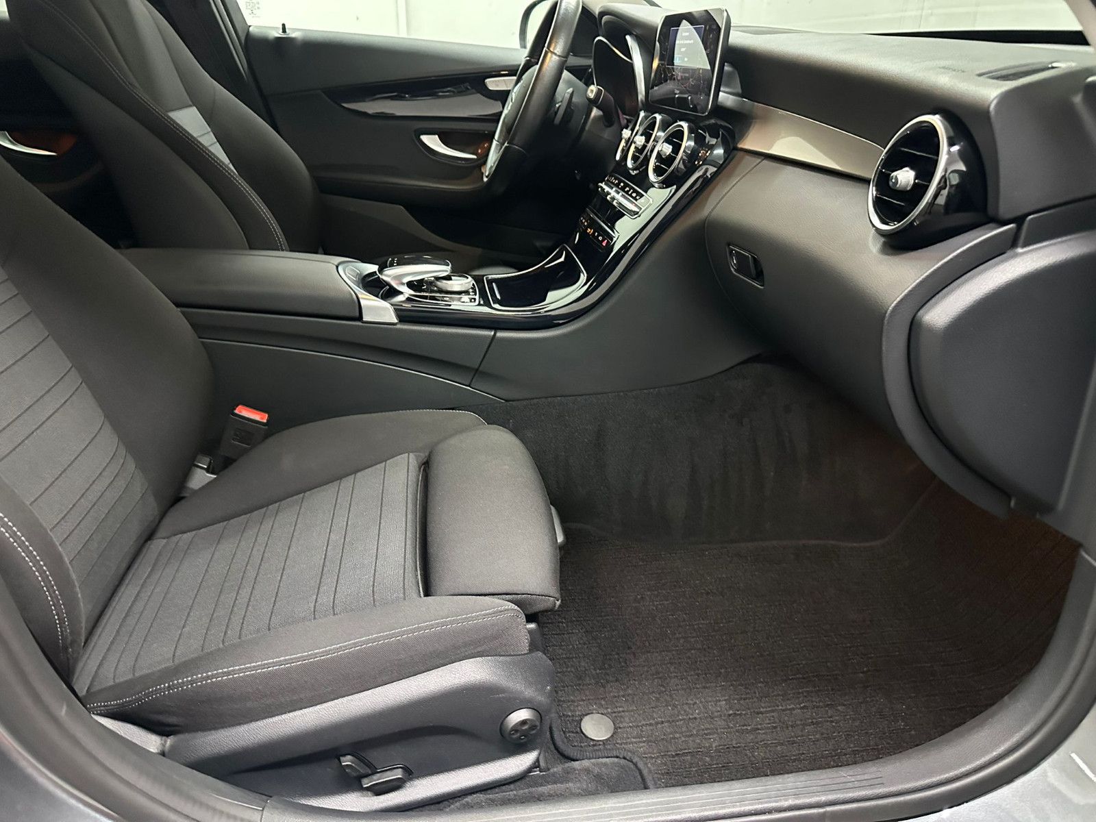 Fahrzeugabbildung Mercedes-Benz C 300 de T Autom.*AVANTGARDE*DISTRO*PANO*IHC*LED