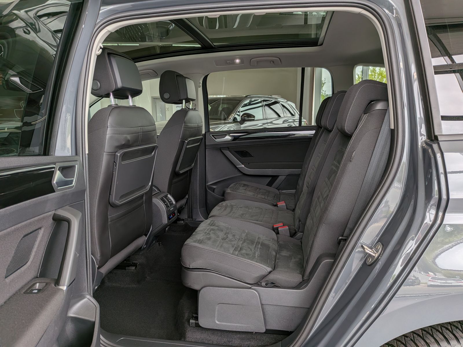 Fahrzeugabbildung Volkswagen Touran 2.0 DSG R-Line High Pano 7-Si IQ AHK VOLL