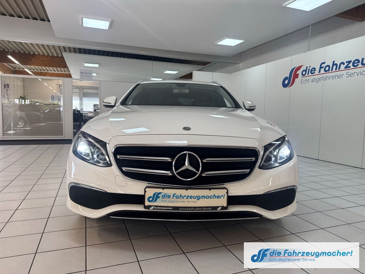Fahrzeugabbildung Mercedes-Benz E 300 T-Modell de Niveau Navi Digitales Cockpit