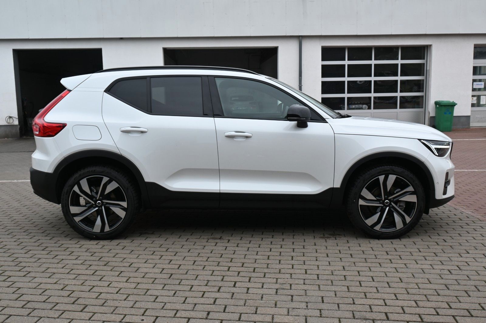 Fahrzeugabbildung Volvo XC40 B4 DKG Ultra Dark*FSHZG*PANO*360°*ACC