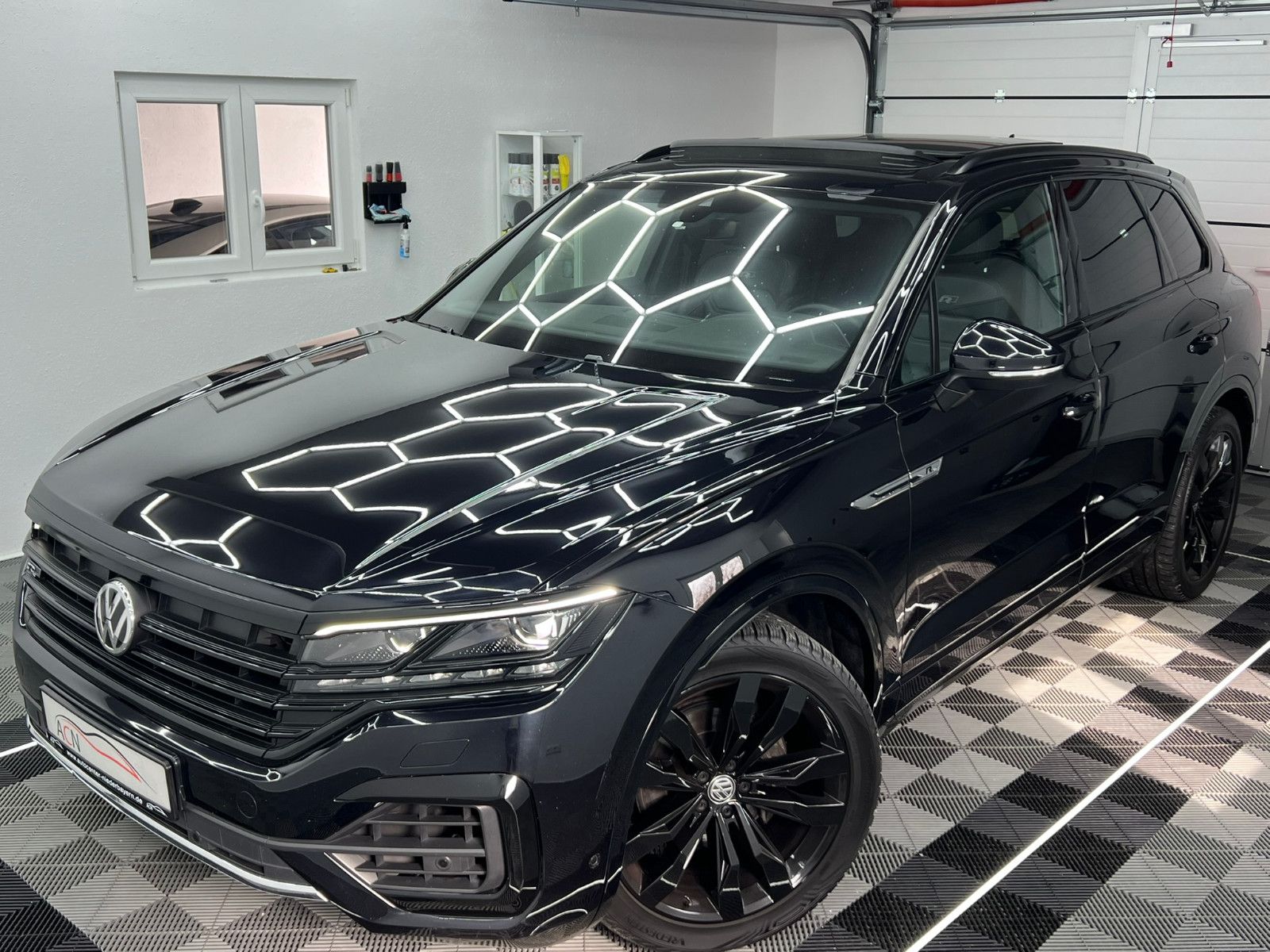 Fahrzeugabbildung Volkswagen Touareg R-Line 4Motion/PANO/AHK/MATRIX/BLACK OP.