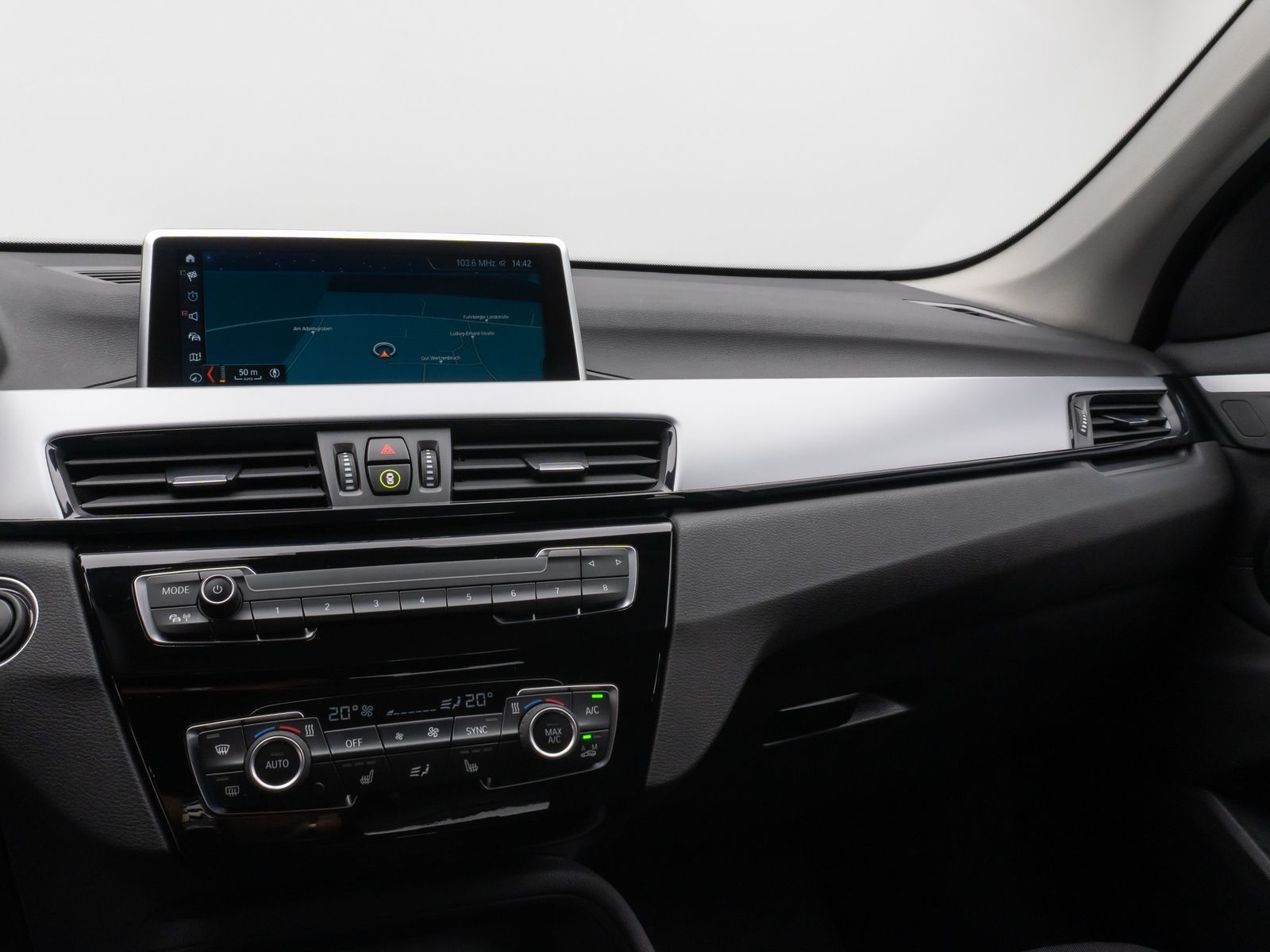 Fahrzeugabbildung BMW X1 sD18i Parkassistent DAB Sportsitz LED 18Zoll