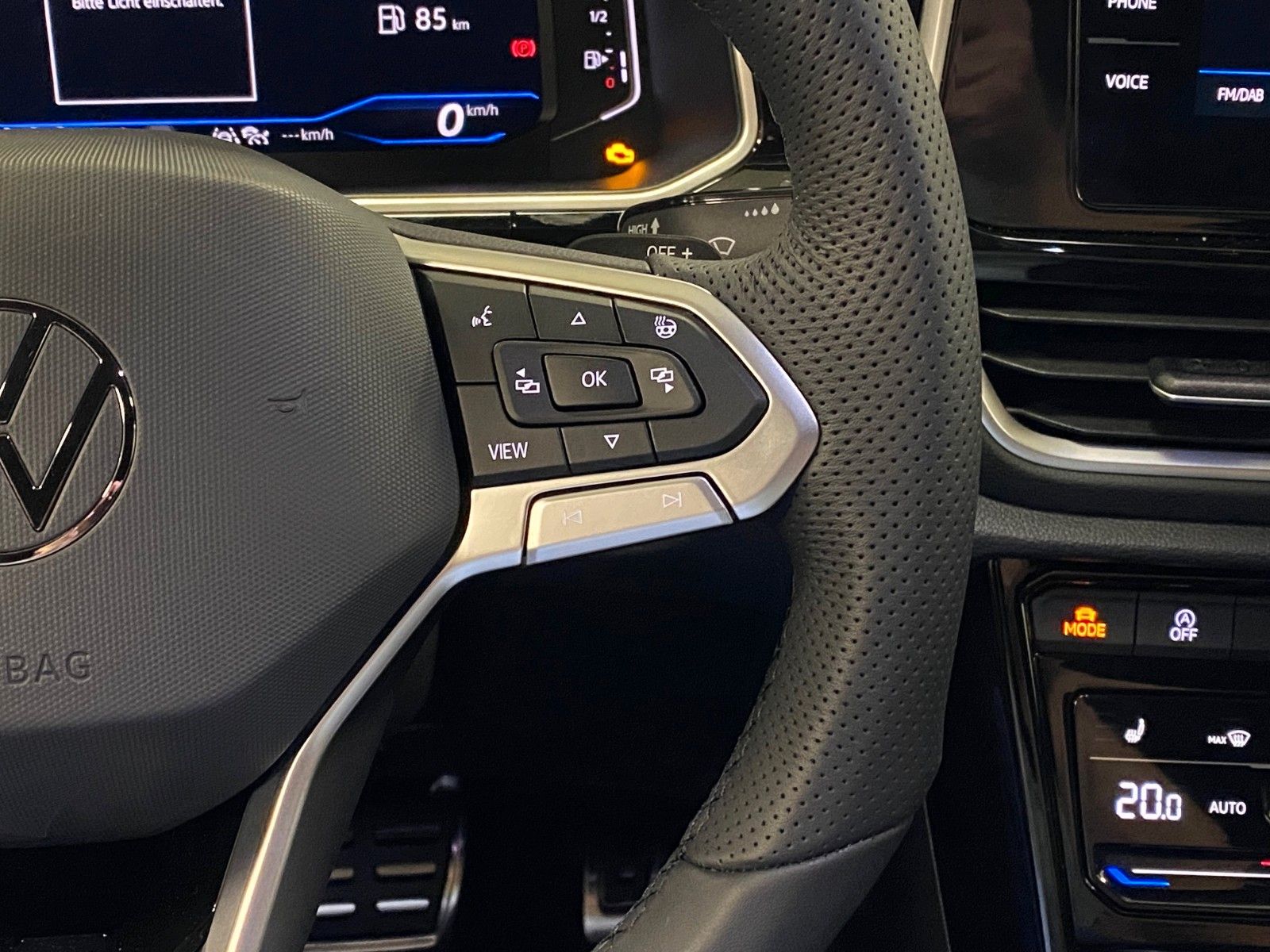 Fahrzeugabbildung Volkswagen T-Roc 1.5 TSI DSG R-Line+ACC+Garantie bis 2030++