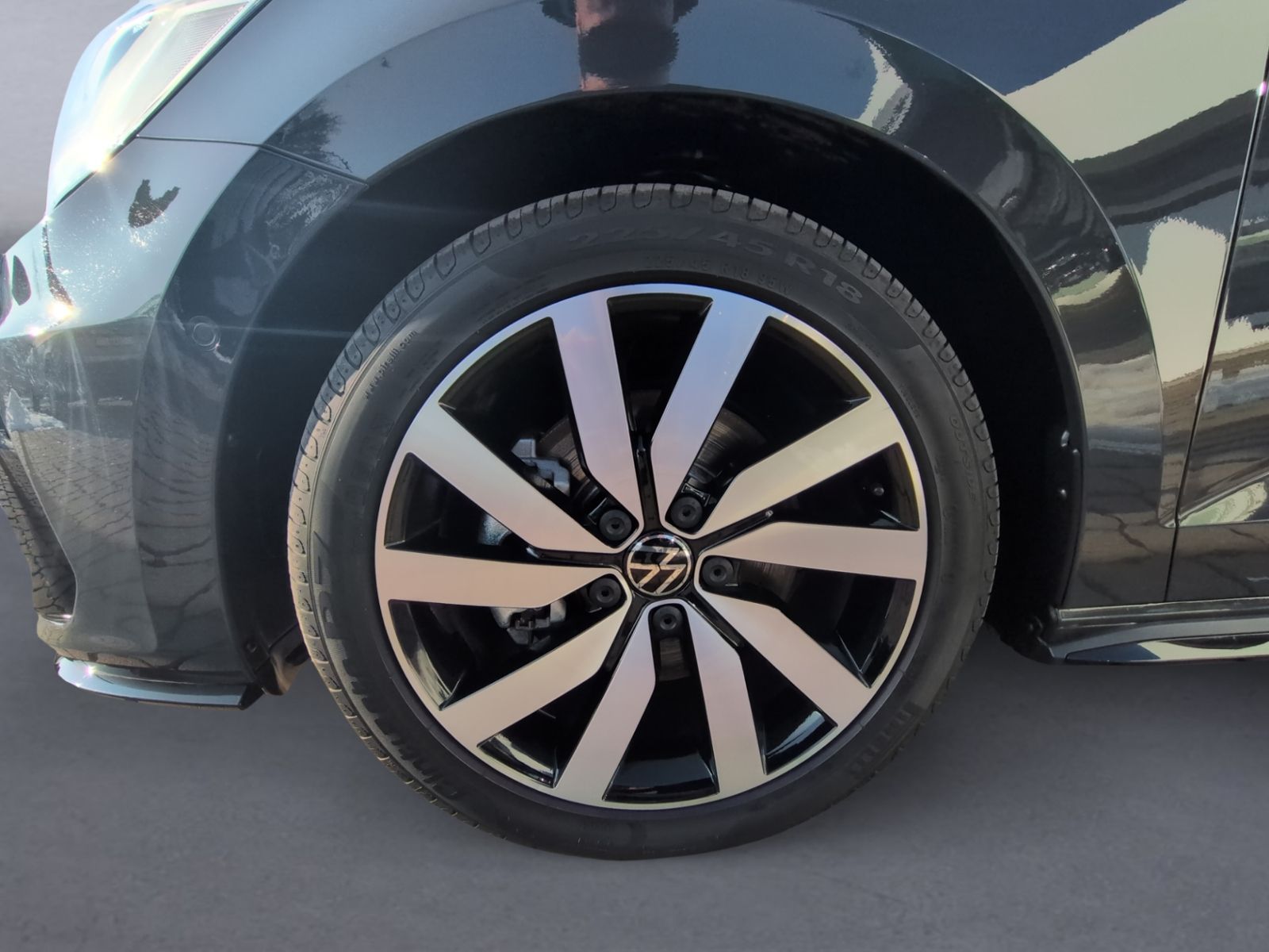 Touran 1.5 TSI DSG R Line 7Sitzer+AHK+PANO+MATRI