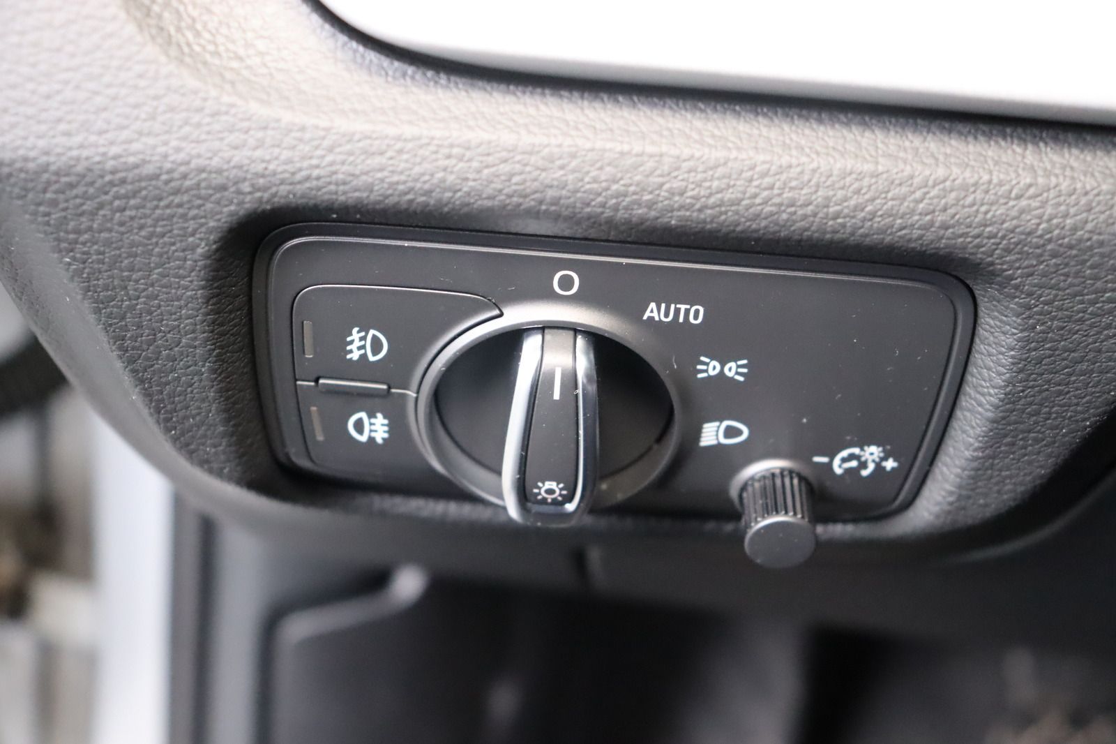 Fahrzeugabbildung Audi A3 1.4 TFSI Ambiente Sportback * Navi * Bi-Xenon