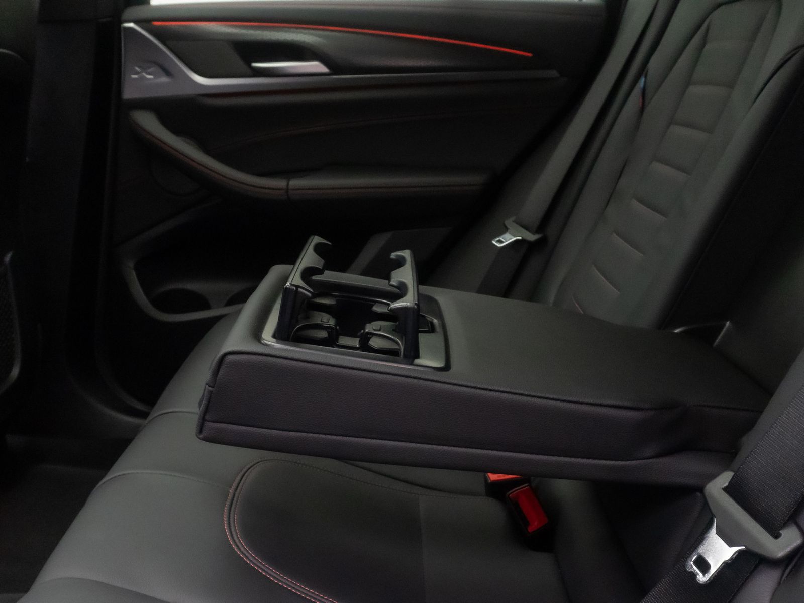Fahrzeugabbildung BMW X4 xD20d M Sport Panorama HUD H/K DAB Laser AHK