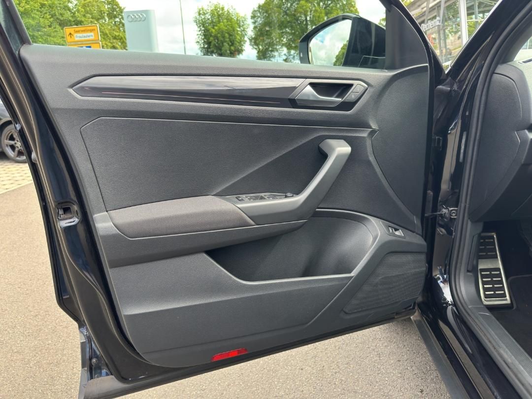 Fahrzeugabbildung Volkswagen T-ROC Sport 1.5l,110 KW,Sport, Deep Black Perlef