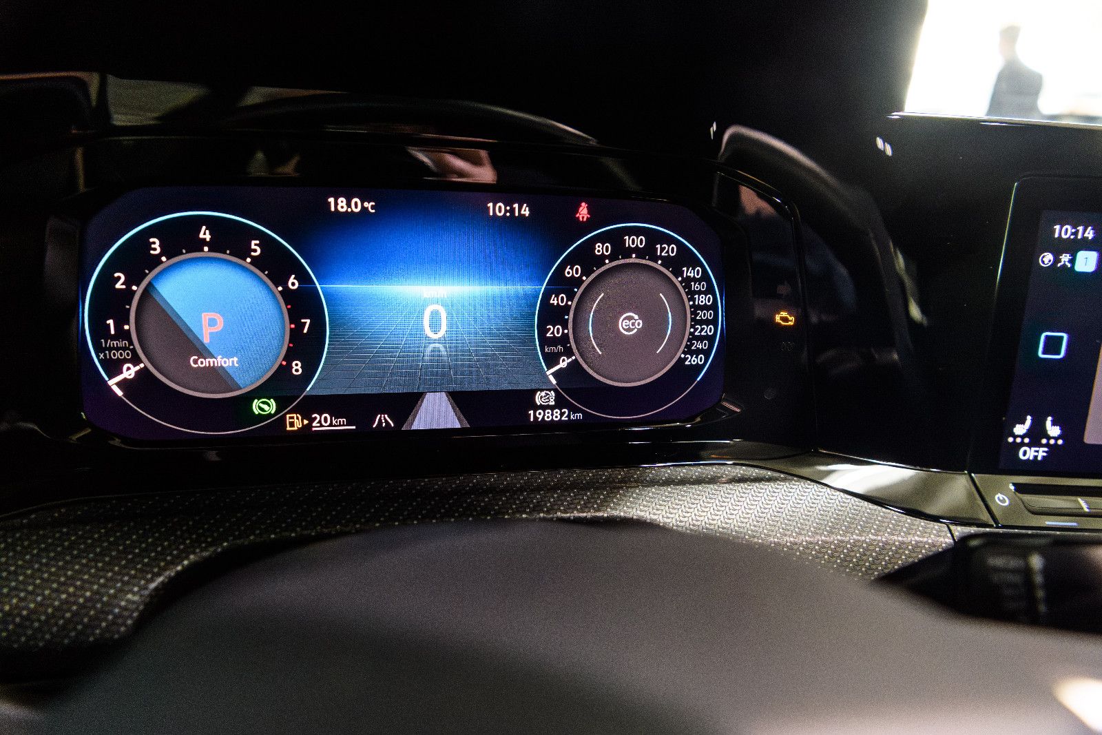 Fahrzeugabbildung Volkswagen Golf VIII R-Line 1.5 eTSI LED+KAMERA+APP+SHZ