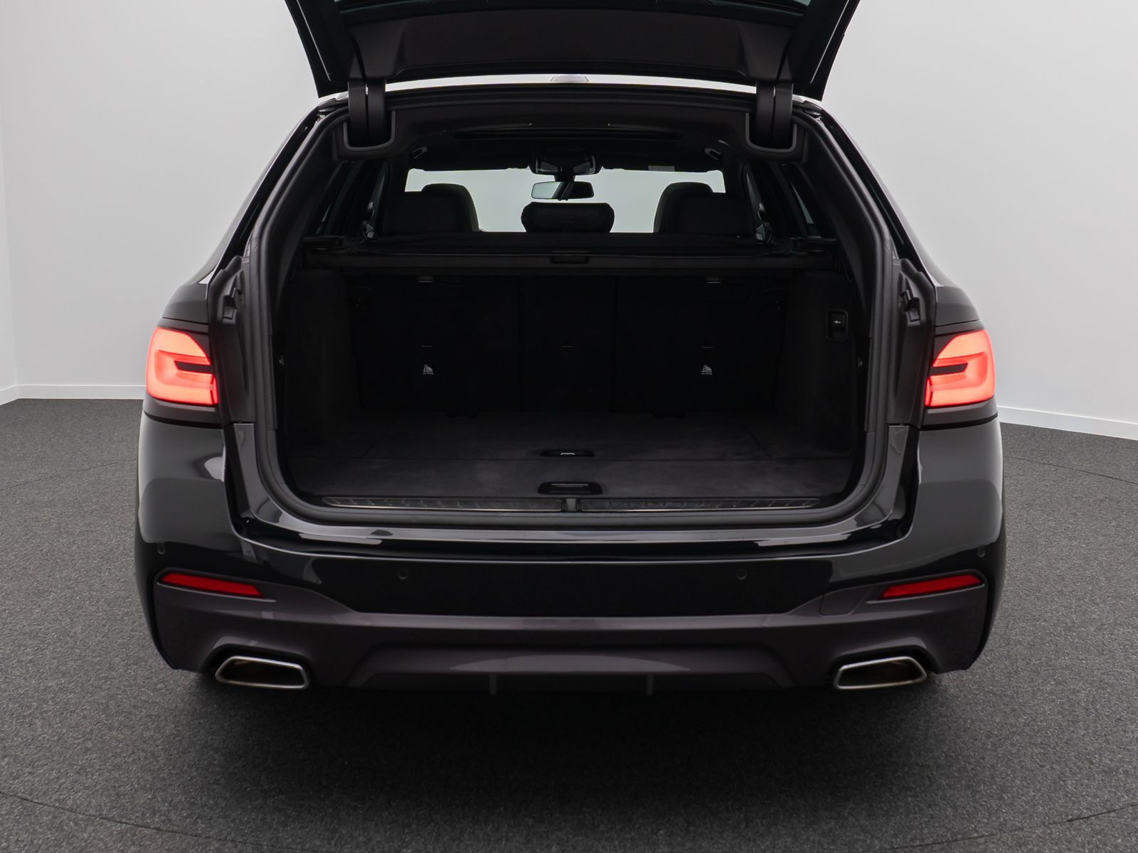 Fahrzeugabbildung BMW 520d xD M Sport Panorama Kamera DAB H/K Alarm