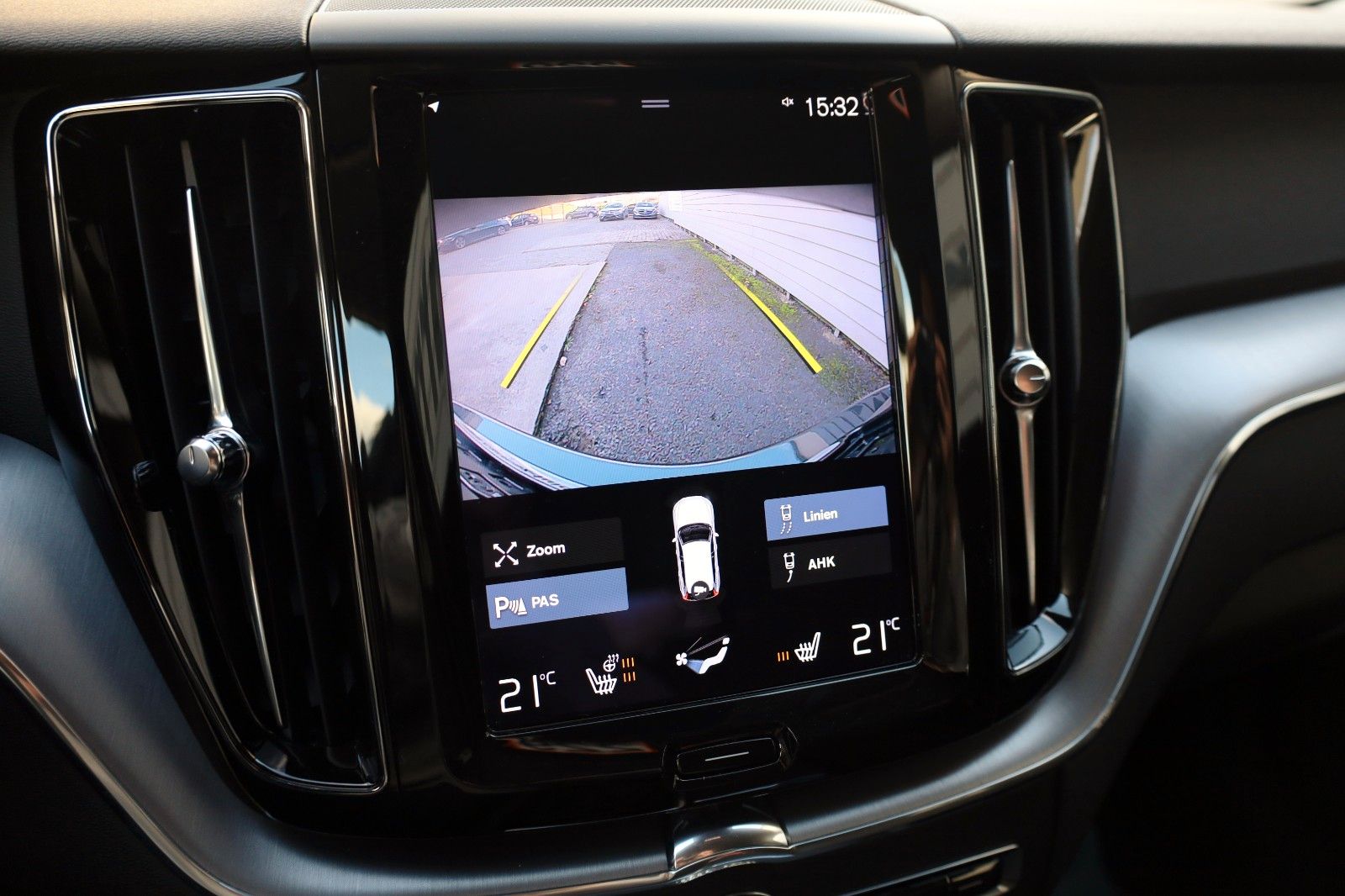 Fahrzeugabbildung Volvo XC60 Momentum Pro,Navi,LED,SH,Kamera,ACC,AHK