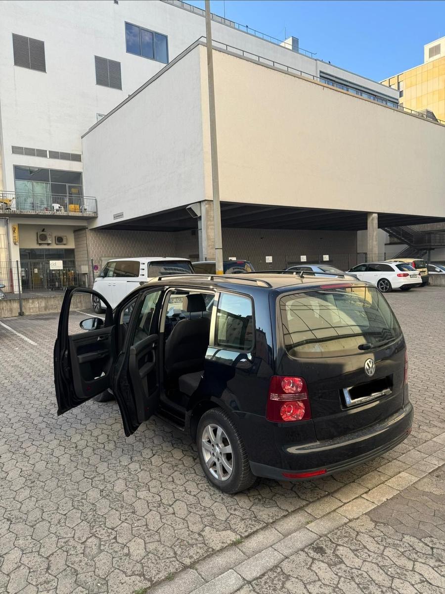 Volkswagen Touran 2010 — салон