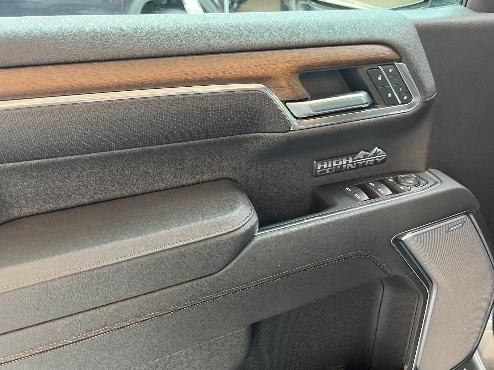 Fahrzeugabbildung Chevrolet Silverado 6.2 V8 High Country Black Package