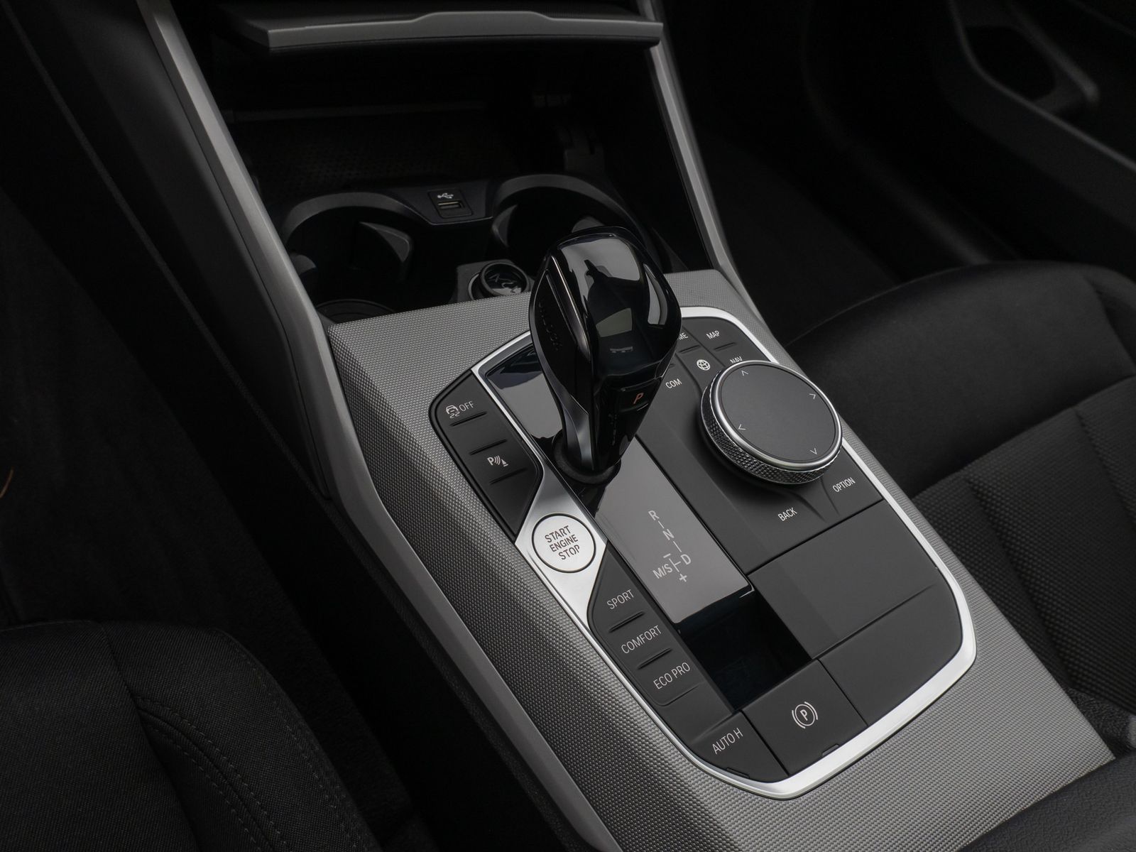 Fahrzeugabbildung BMW 320d xD  Glasdach Kamera DAB Geschwindigkeitsreg