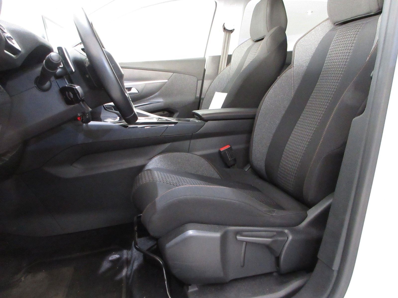 Fahrzeugabbildung Peugeot 5008 Active 1.2T NAVI/PDC/VIRTUAL/7-SITZER