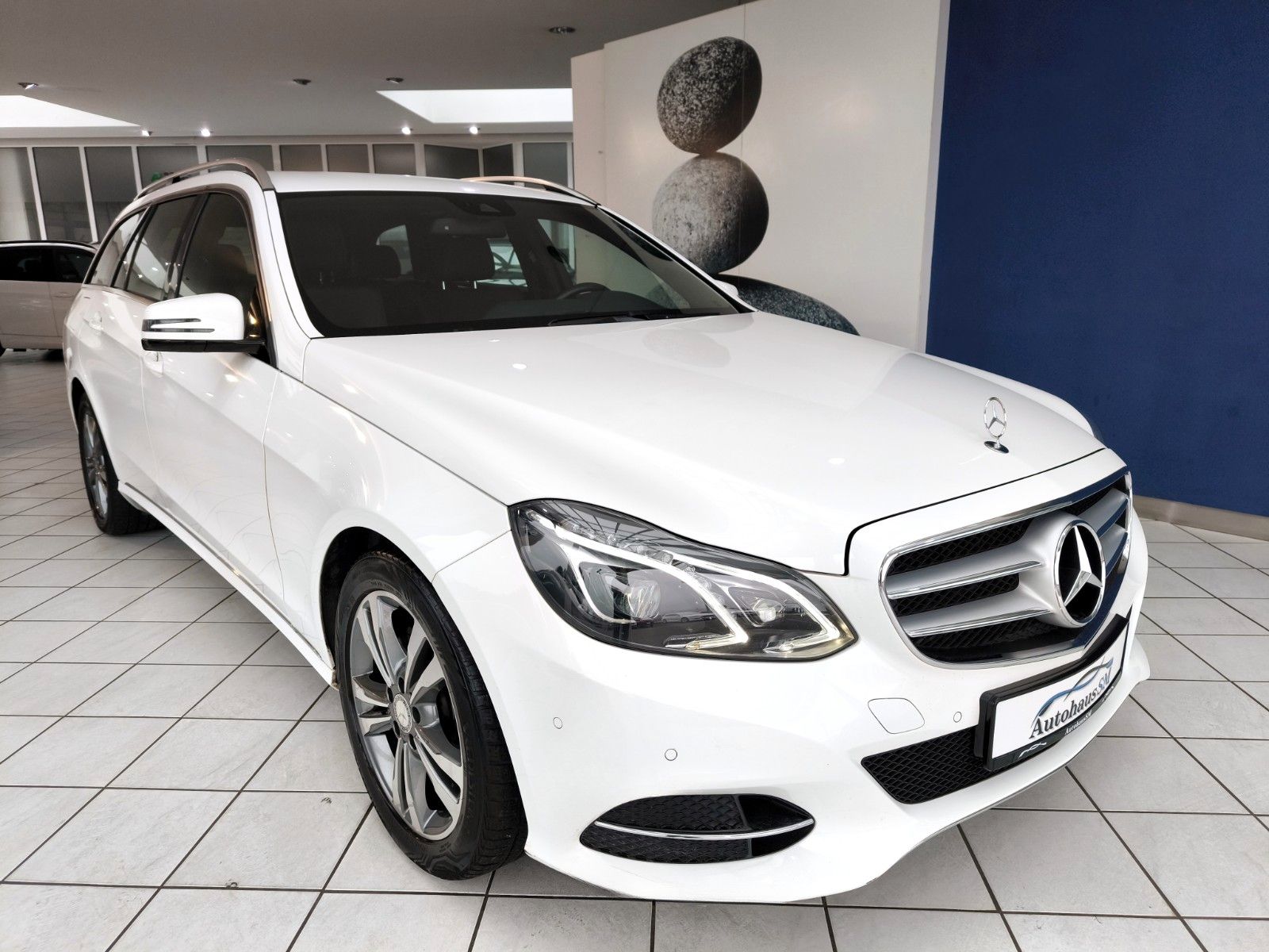 MERCEDES-BENZ E 200 T*MB-Scheckheft*AHK*2.Hand