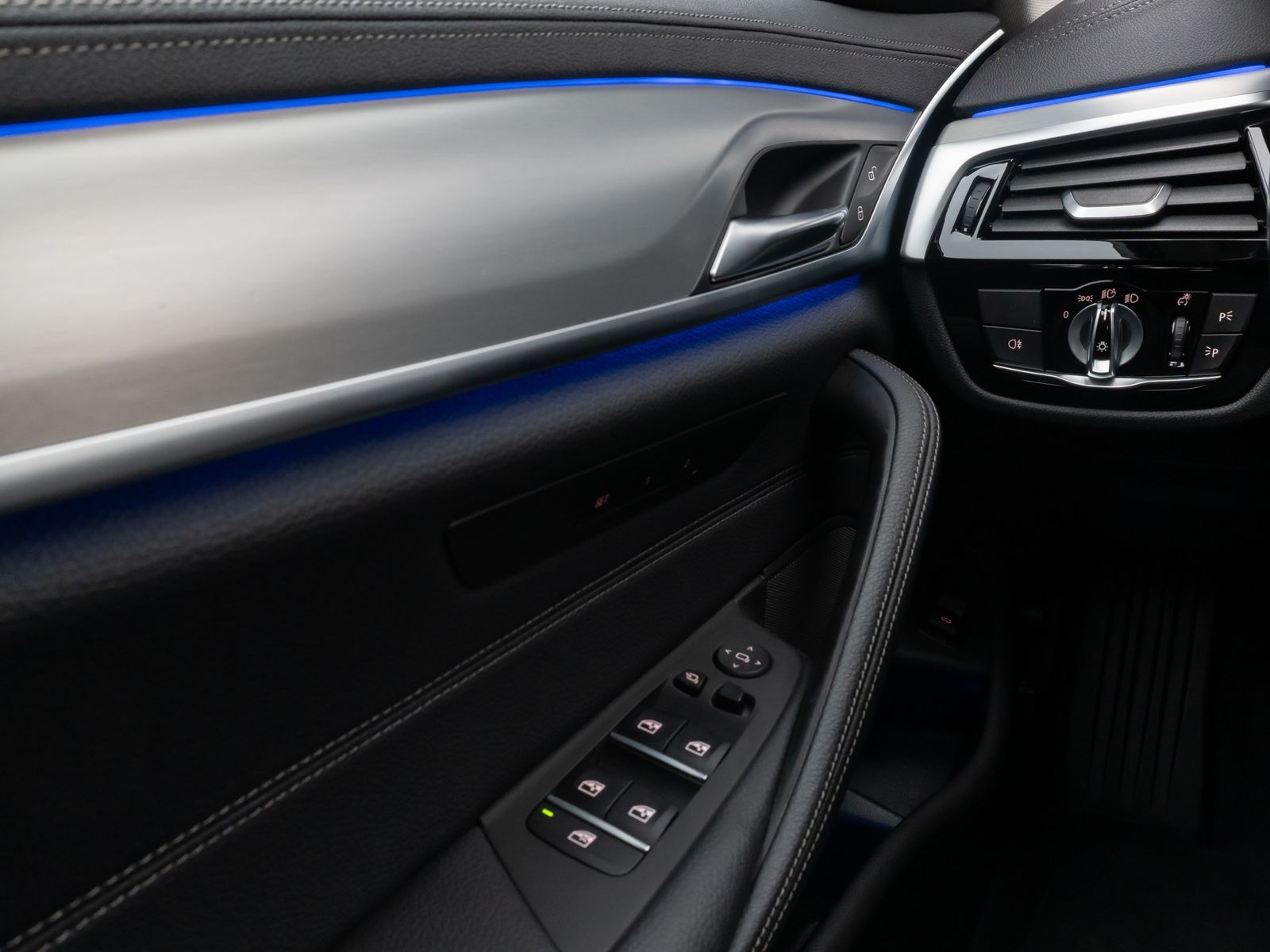 Fahrzeugabbildung BMW 530d xD Luxury Line Kamera HUD DAB H/K Laser AHK