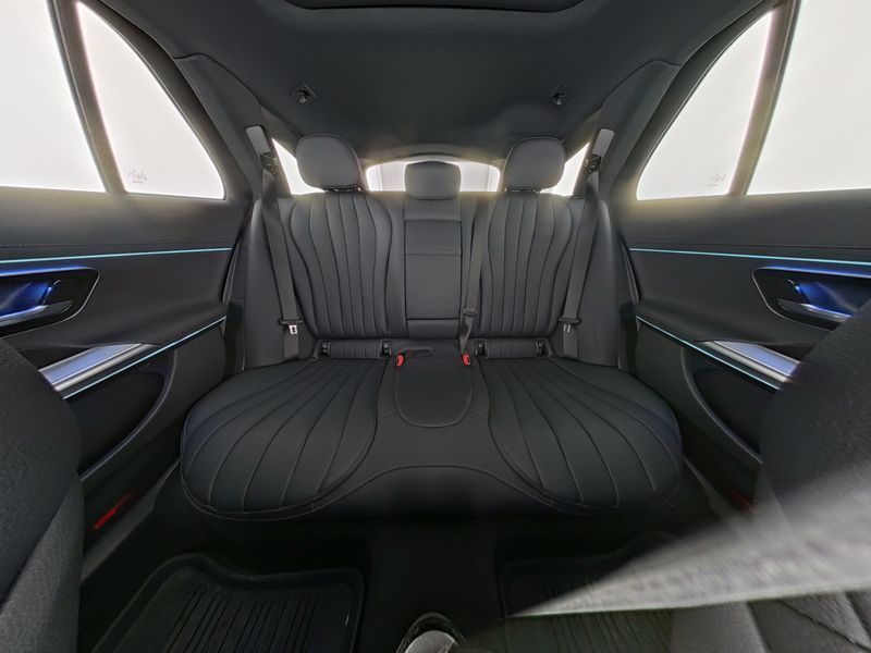 Fahrzeugabbildung Mercedes-Benz E 450 4M T AMG AHK Pano Superscreen Sitzklima