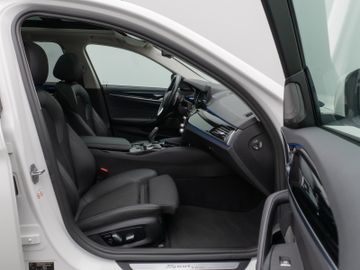 Fahrzeugabbildung BMW 520d SportLine Kamera Panorama HUD H/K AHK LED