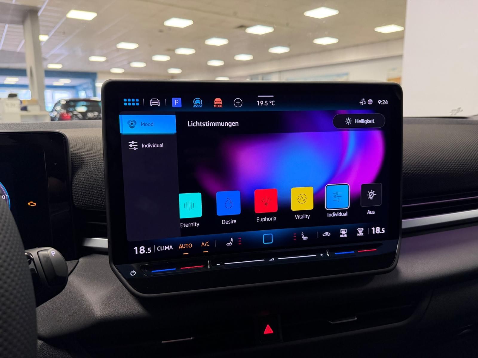 Fahrzeugabbildung Volkswagen T-Roc 1.5 eTSI DSG R-Line+AHK+ACC+TOTWINKEL+RFK+
