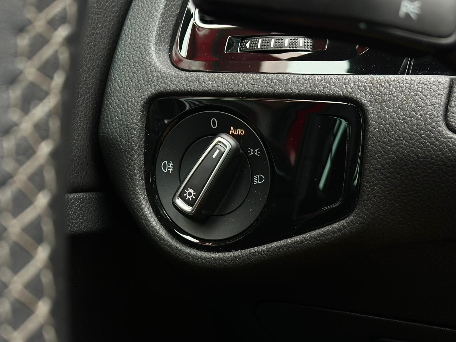 VW Golf R 2.0TSI VARIANT 4M* LED#SHZ#FH#PANO#KEYLES - Image 19