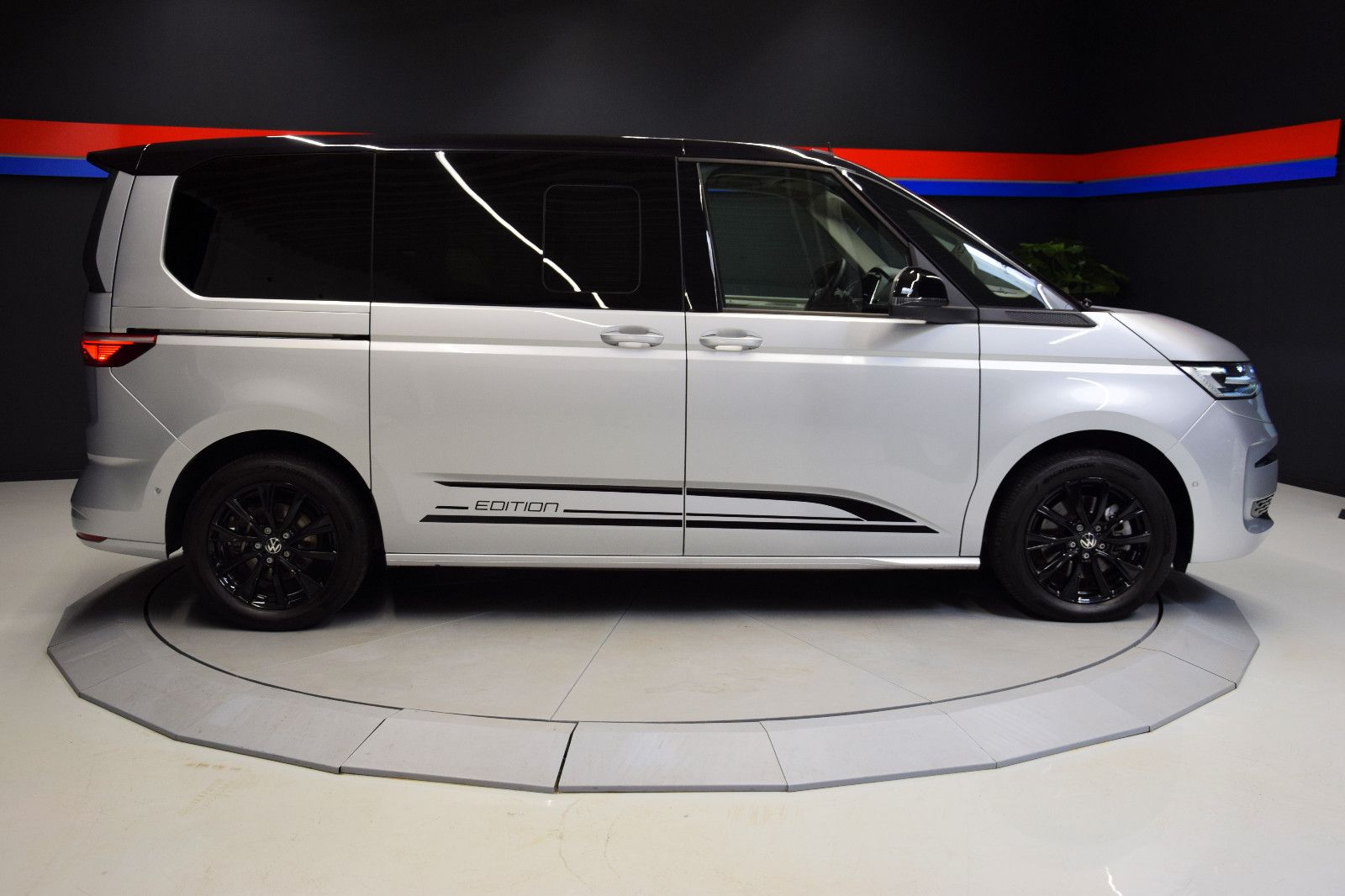 Fahrzeugabbildung Volkswagen T7 Multivan Edition vis-a-vis Standhzg Pano ACC