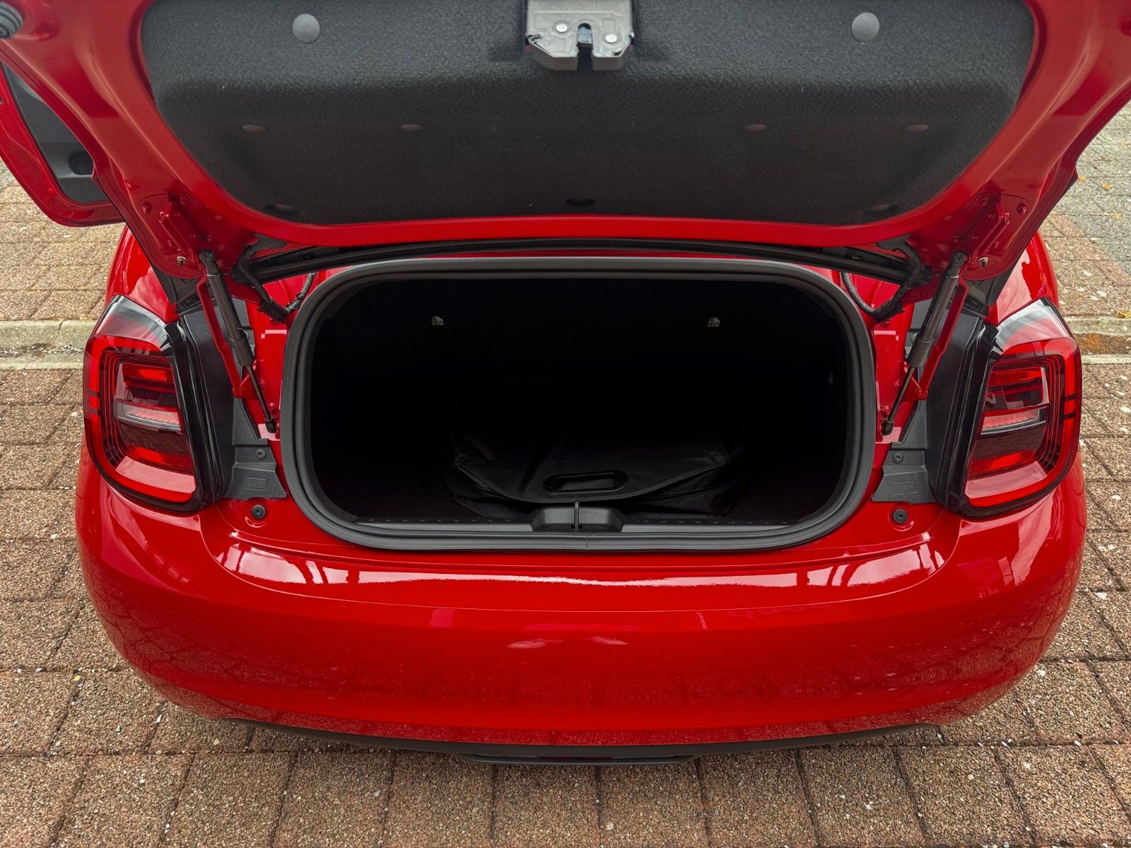 Fahrzeugabbildung Fiat Neuer 500E Cabrio (RED) NAVI KAMERA SITZHEIZUNG