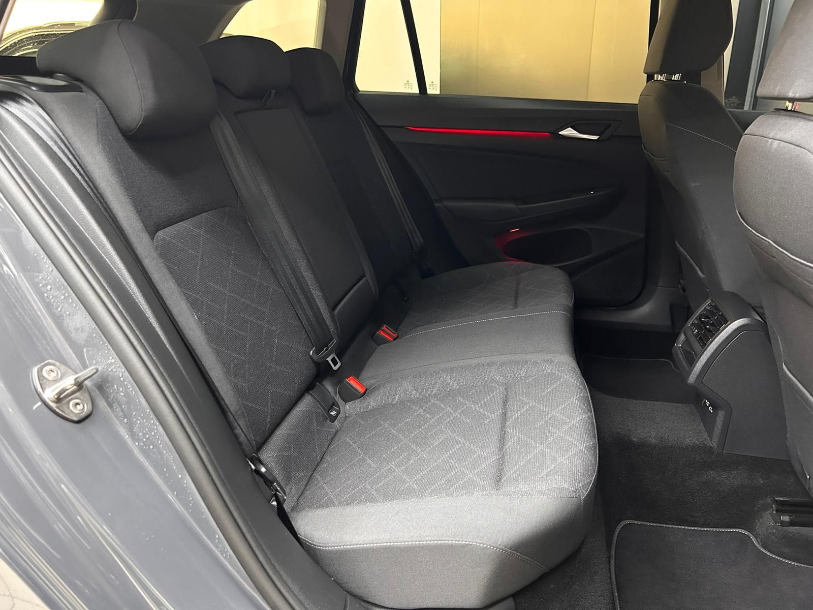 Fahrzeugabbildung Volkswagen Golf VIII Life 2,0TDI DSG VIRTU+LED+SHZ+NAVI+ACC