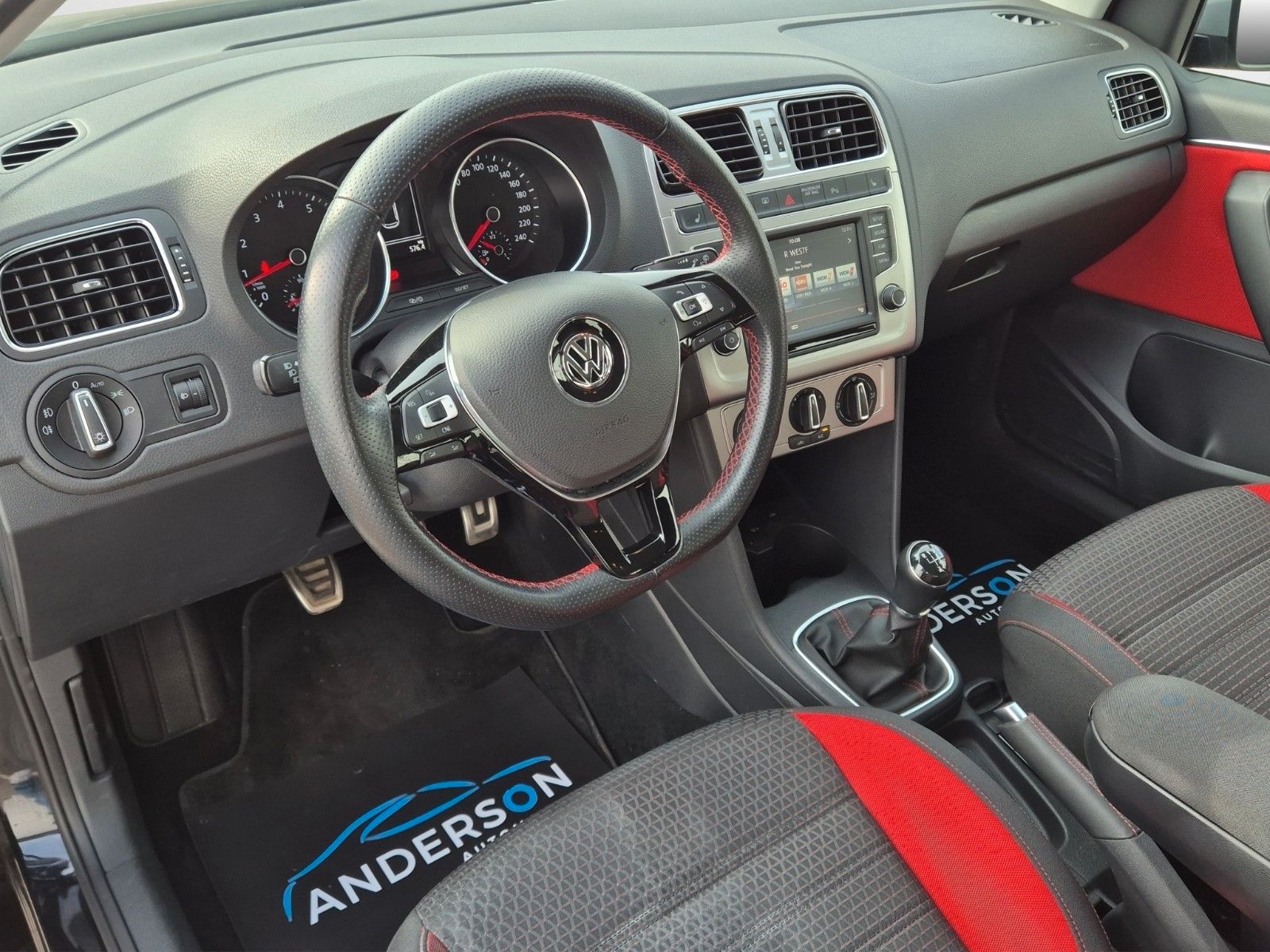 Fahrzeugabbildung Volkswagen POLO CROSS 1.2 TSI MFL ALLWETT BLUETOOTH 1.HAND