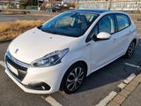 Peugeot 208 PureTech 110 EAT 6 Signature -Top Zustand- - Peugeot 208 Signature mit Benzin-Antrieb
