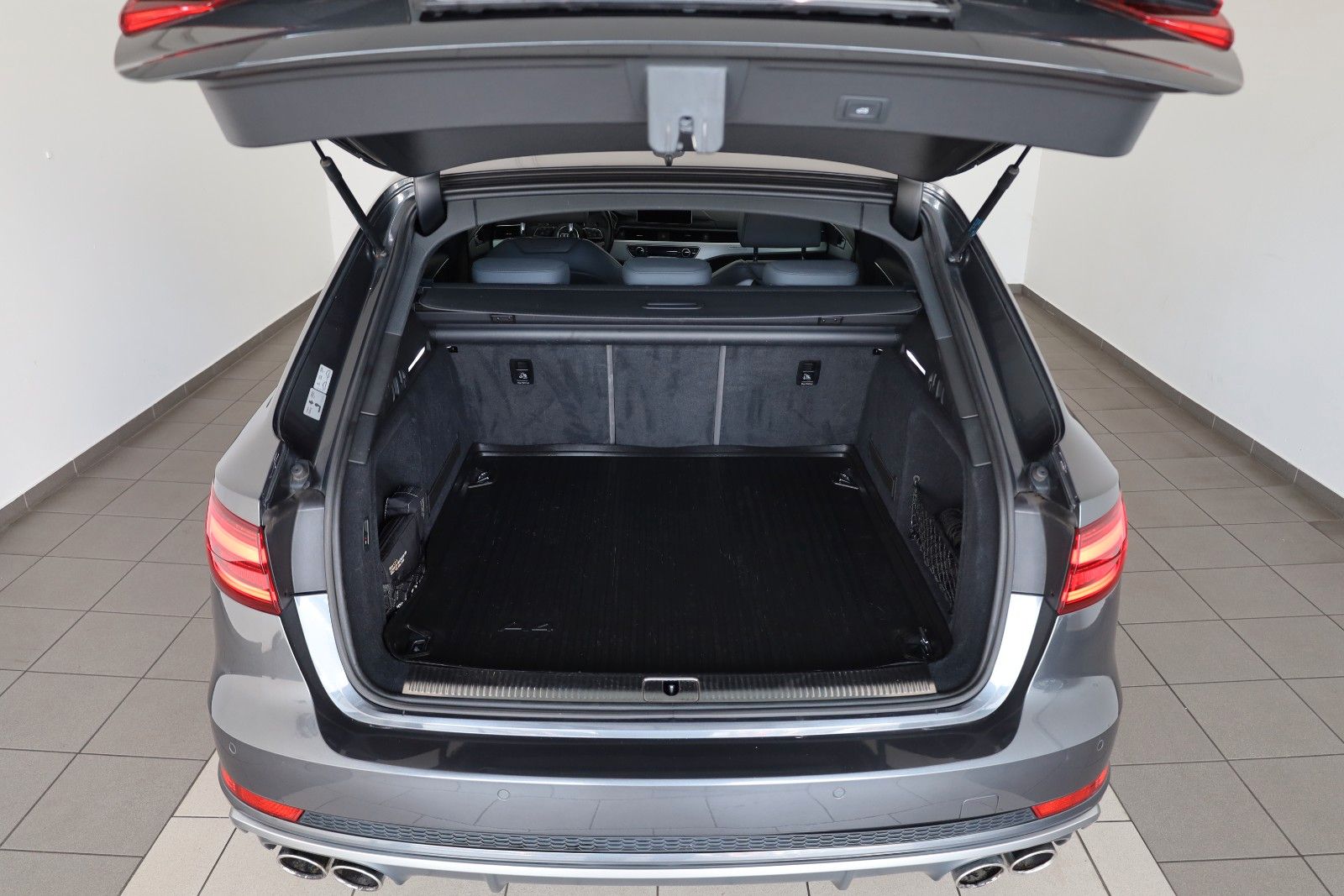 Fahrzeugabbildung Audi S4 Avant 3.0 TFSI quattro TLeder,Navi,Kamera,AHK