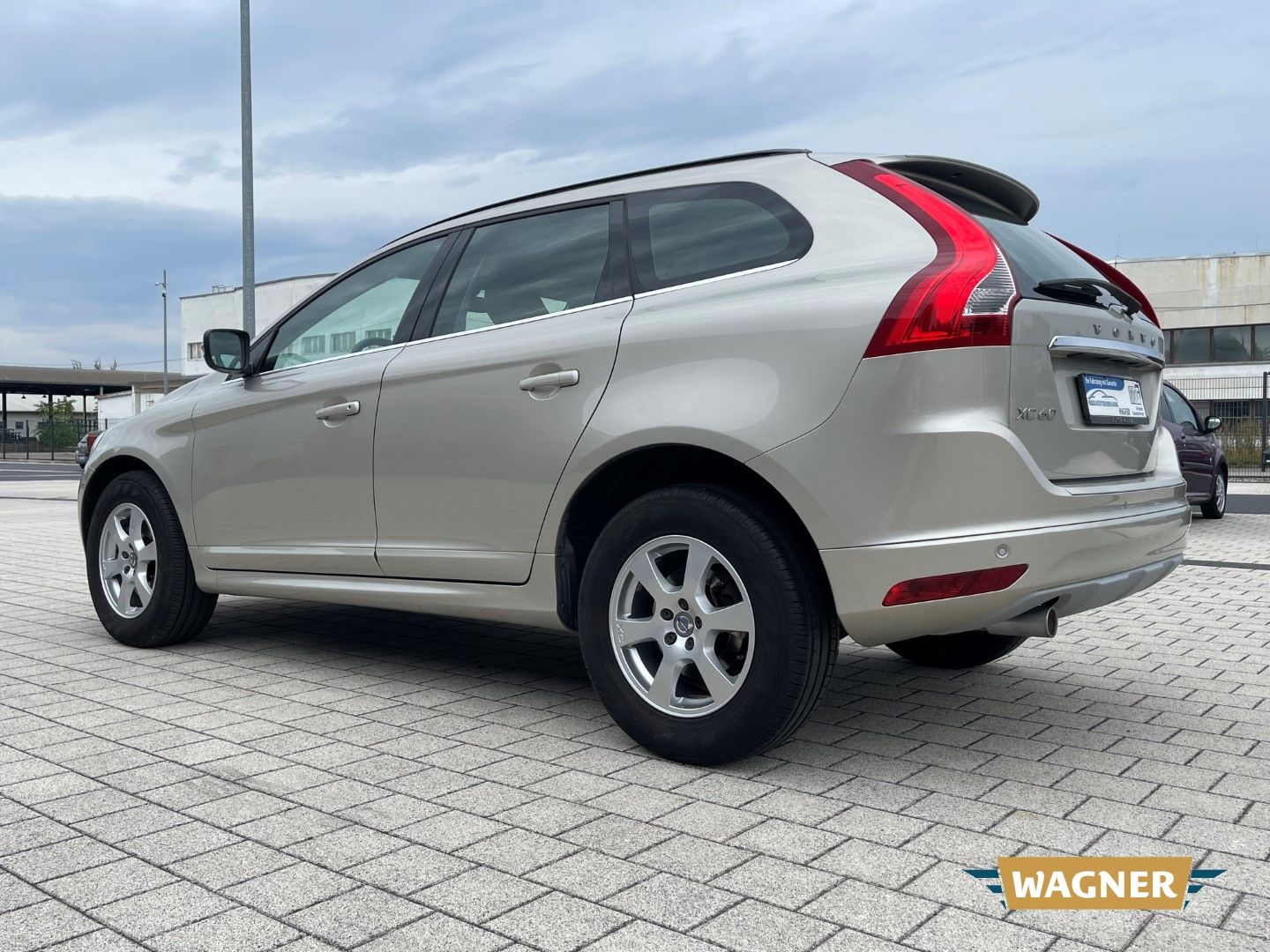 Fahrzeugabbildung Volvo XC60 Momentum 2WD Bi-Xenon SHZ 1-Hand