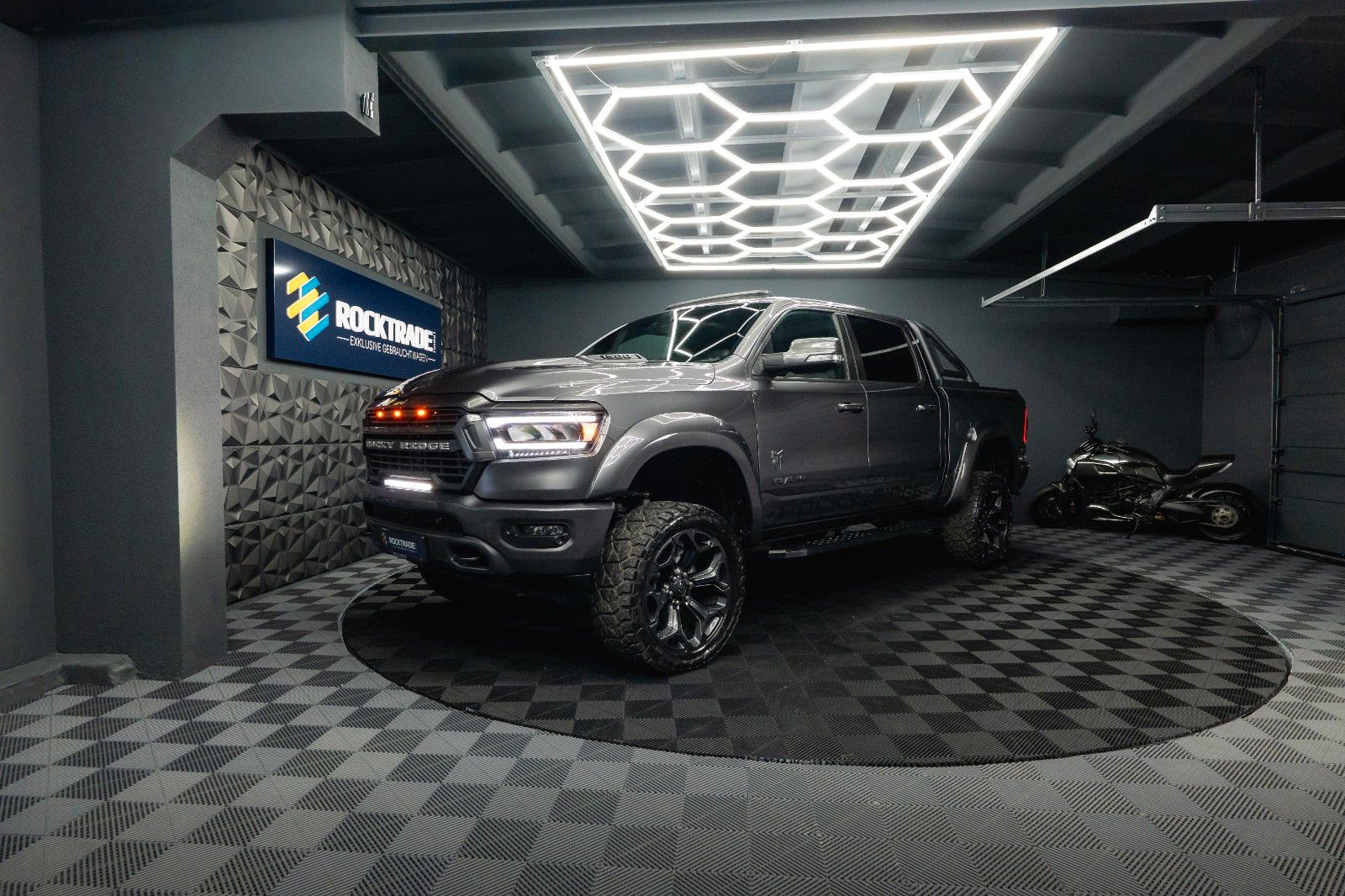 Fahrzeugabbildung Dodge RAM 5.7 V8 HEMI 4x4 ROCKY RIDGE OFFROAD Pano 19%