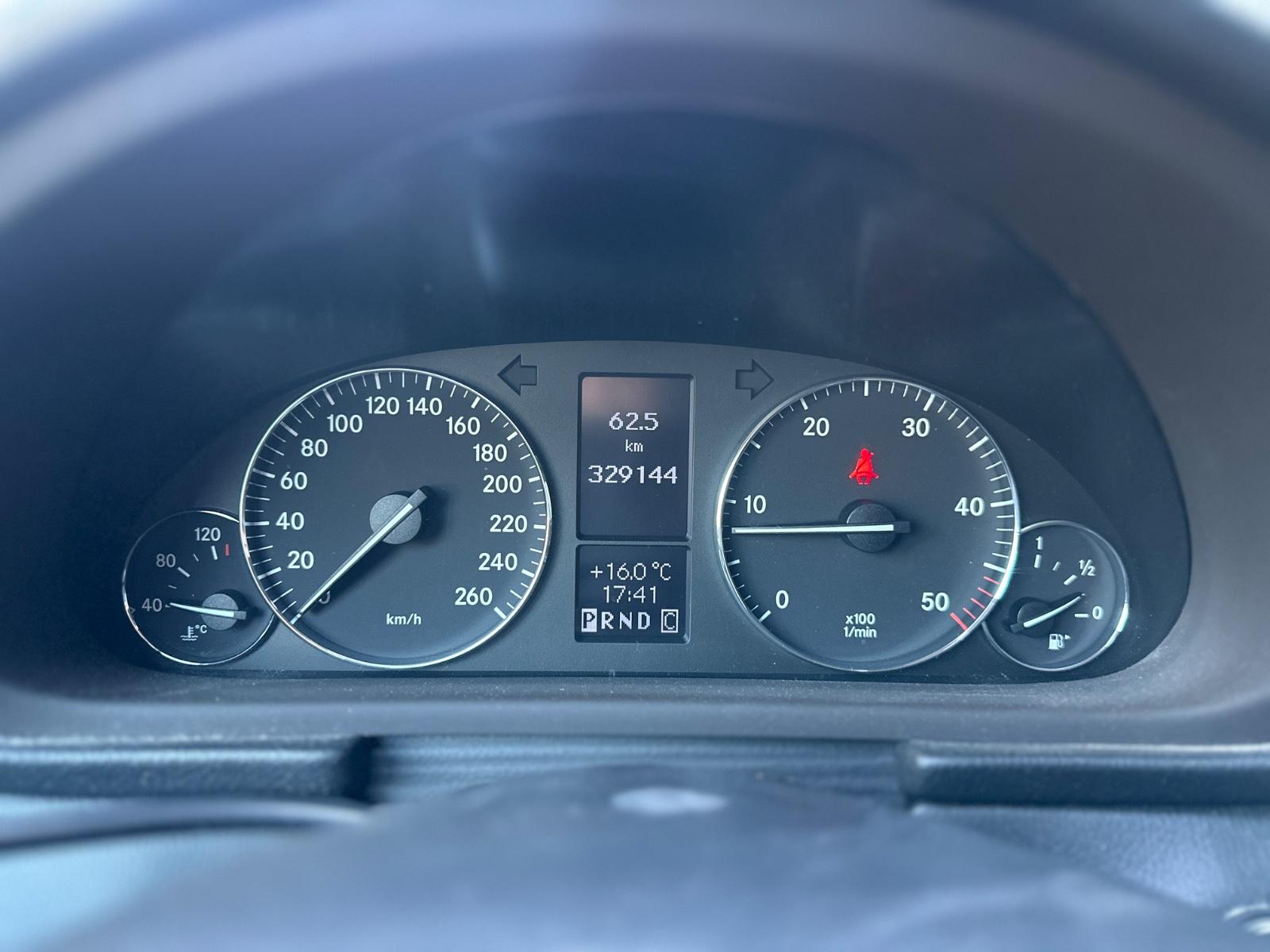 Mercedes-Benz C200 2005 — photo 13