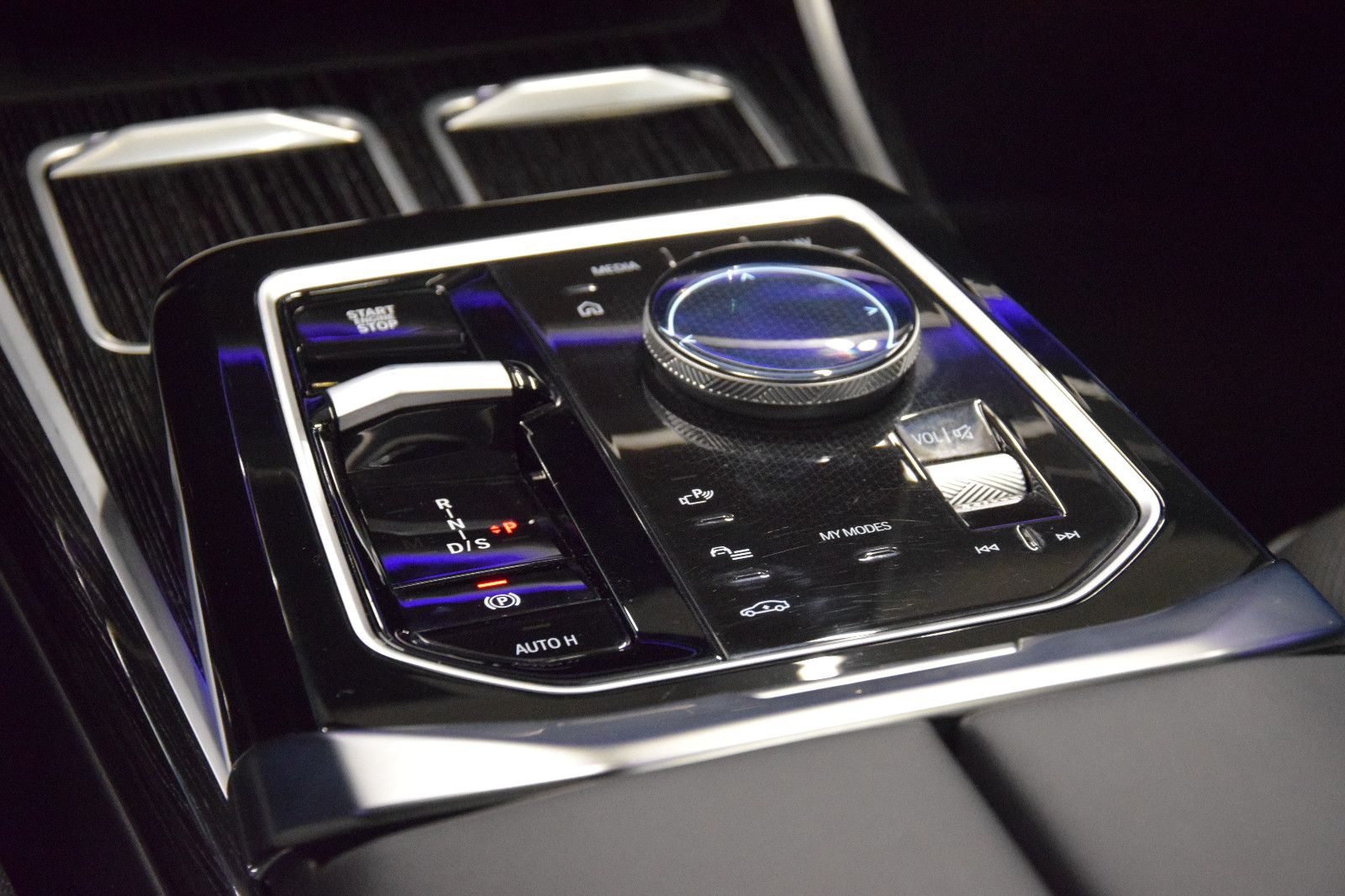 Fahrzeugabbildung BMW 740 d xDrive M Sport Pano Memory Luft B&W STHZ